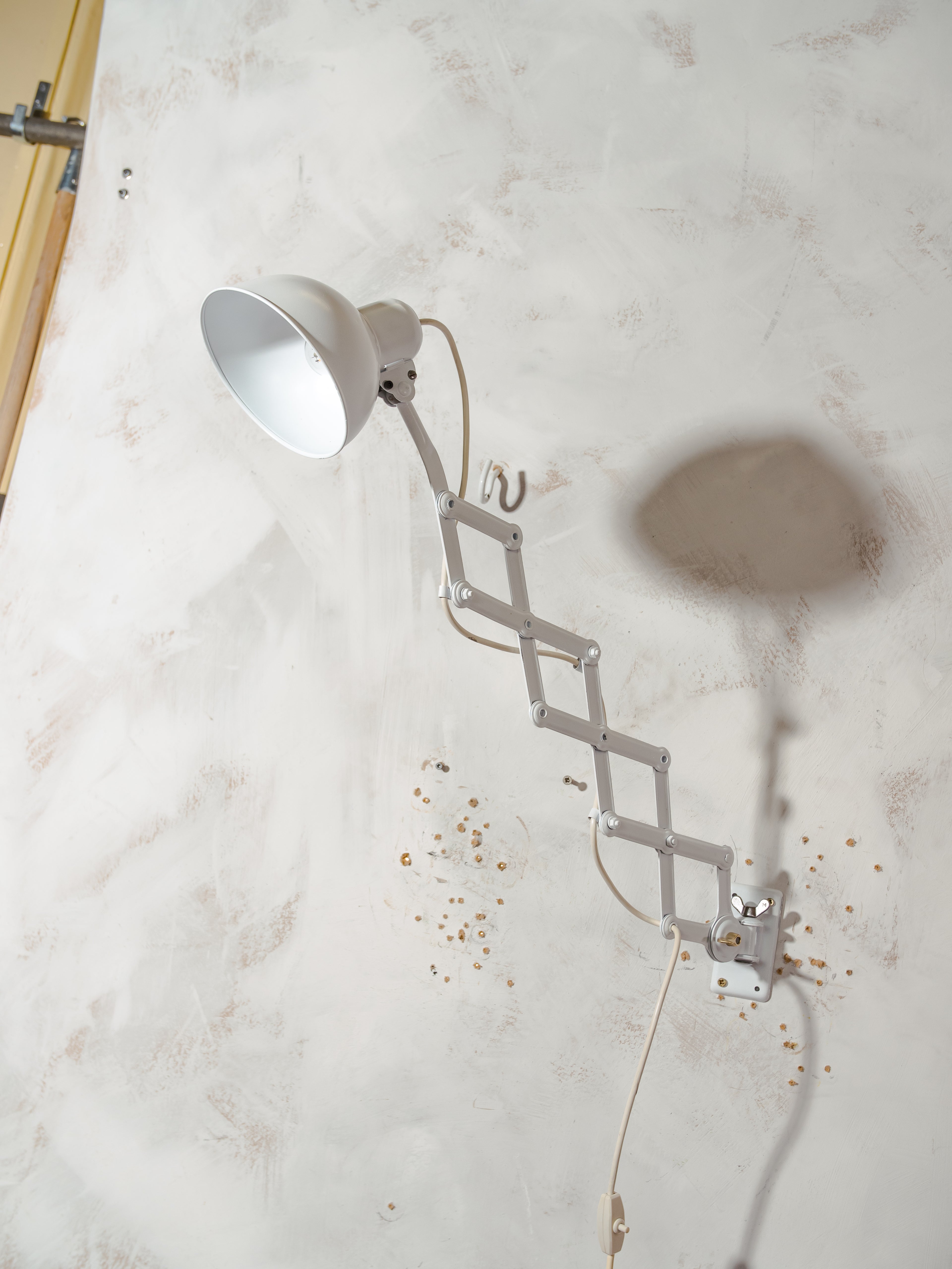 Witte Kaiser Idell 6718 schaarlamp uit de jaren 30, gerestaureerde Bauhaus-wandverlichting, antieke lamp ontworpen door Christian Dell