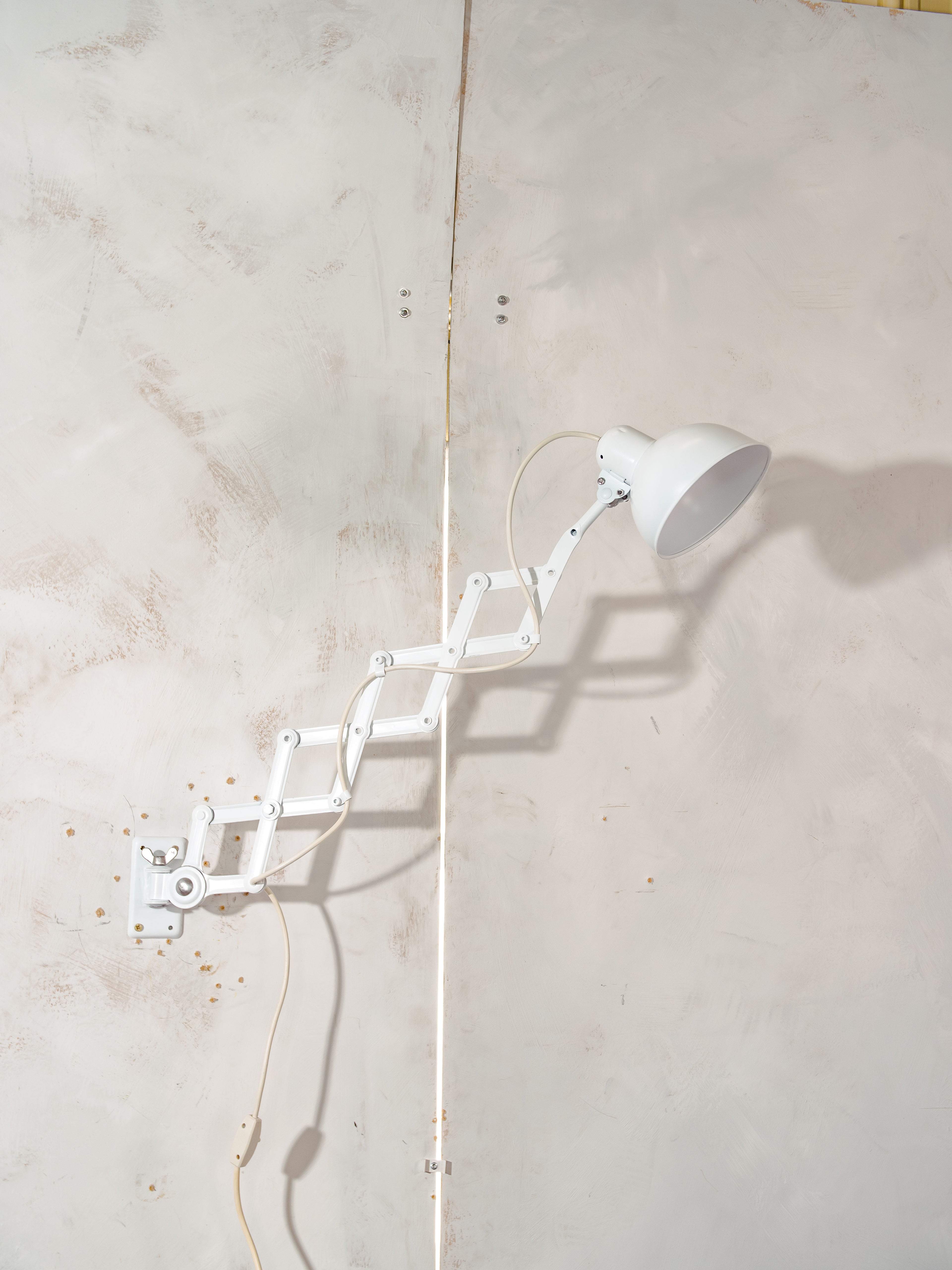 Witte Kaiser Idell 6718 schaarlamp uit de jaren 30, gerestaureerde Bauhaus-wandverlichting, antieke lamp ontworpen door Christian Dell