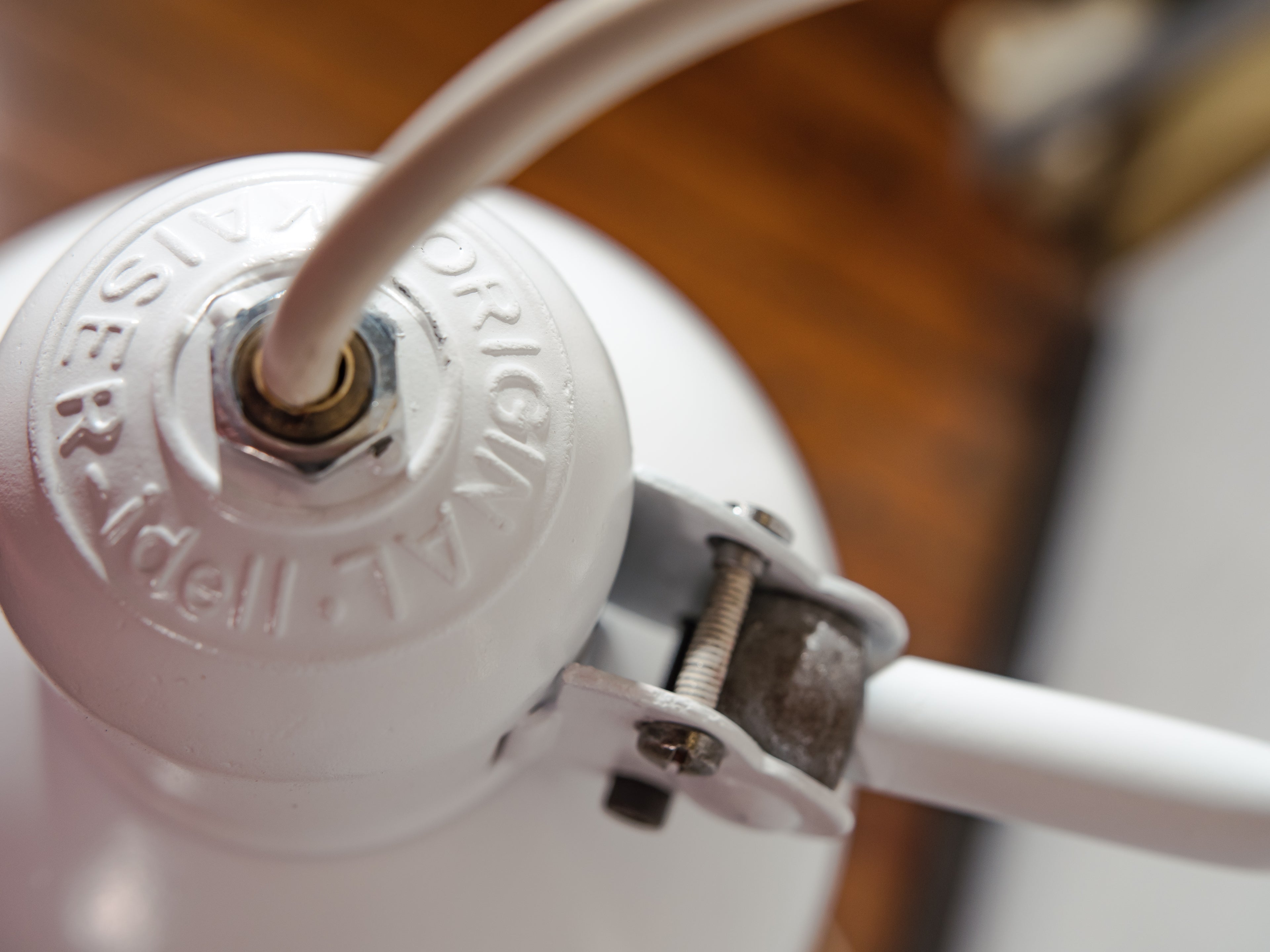 Witte Kaiser Idell 6718 schaarlamp uit de jaren 30, gerestaureerde Bauhaus-wandverlichting, antieke lamp ontworpen door Christian Dell