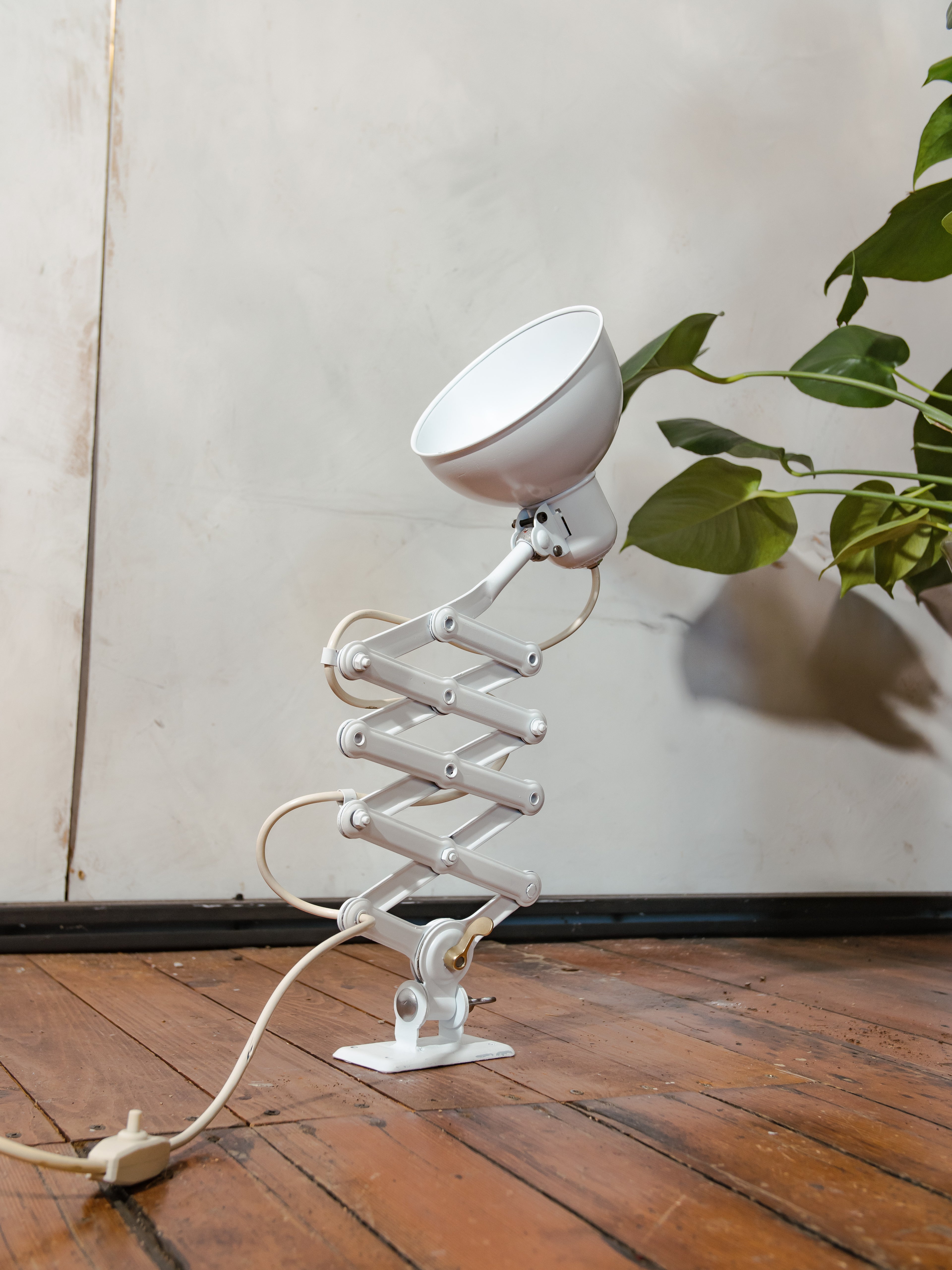 Witte Kaiser Idell 6718 schaarlamp uit de jaren 30, gerestaureerde Bauhaus-wandverlichting, antieke lamp ontworpen door Christian Dell