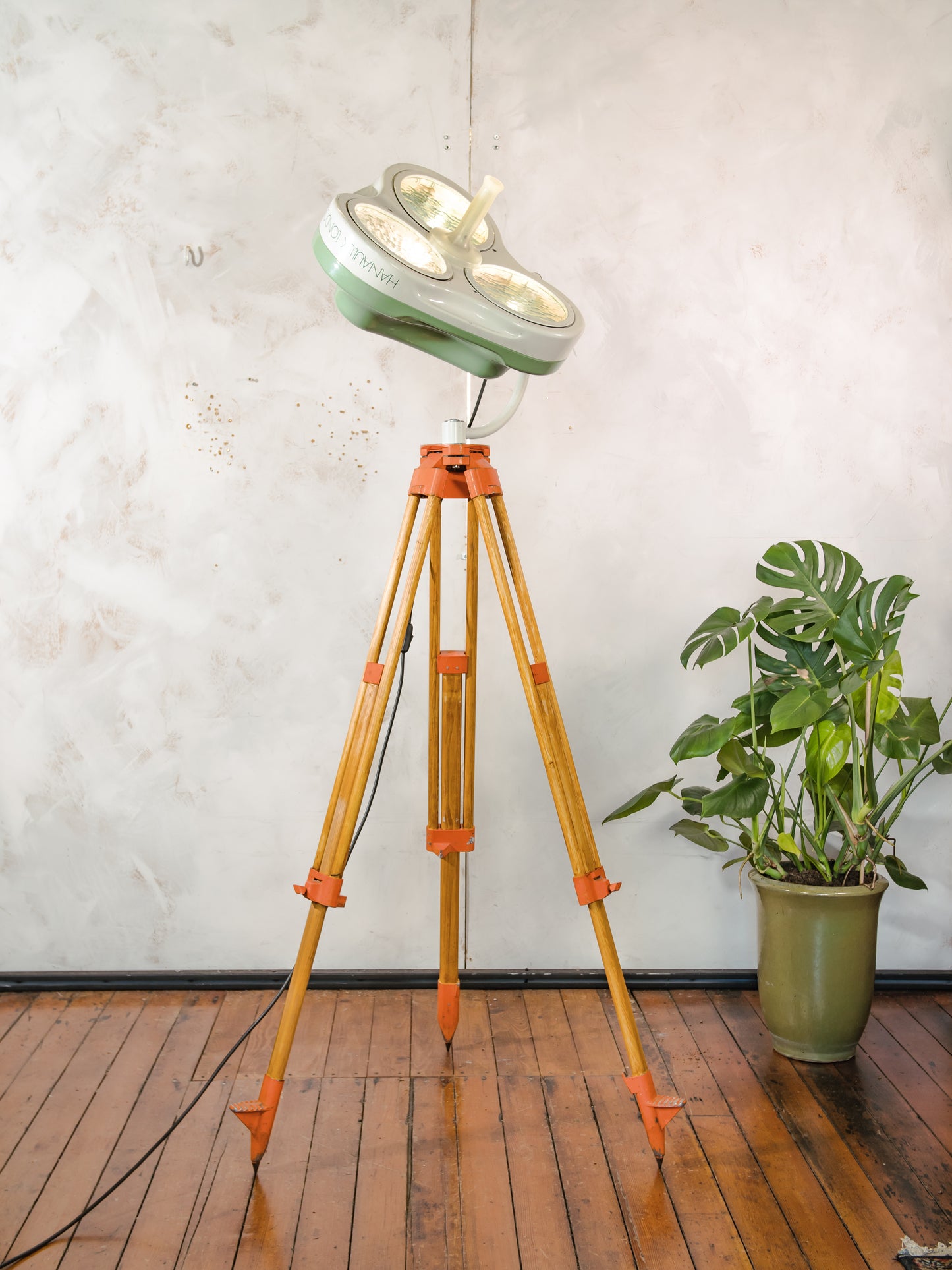 White & Green Retro Medical Spotlight Floor Lamp by Heraeus Hanaulux, Upcycled Hospital History on wooden Surveyors Tripod