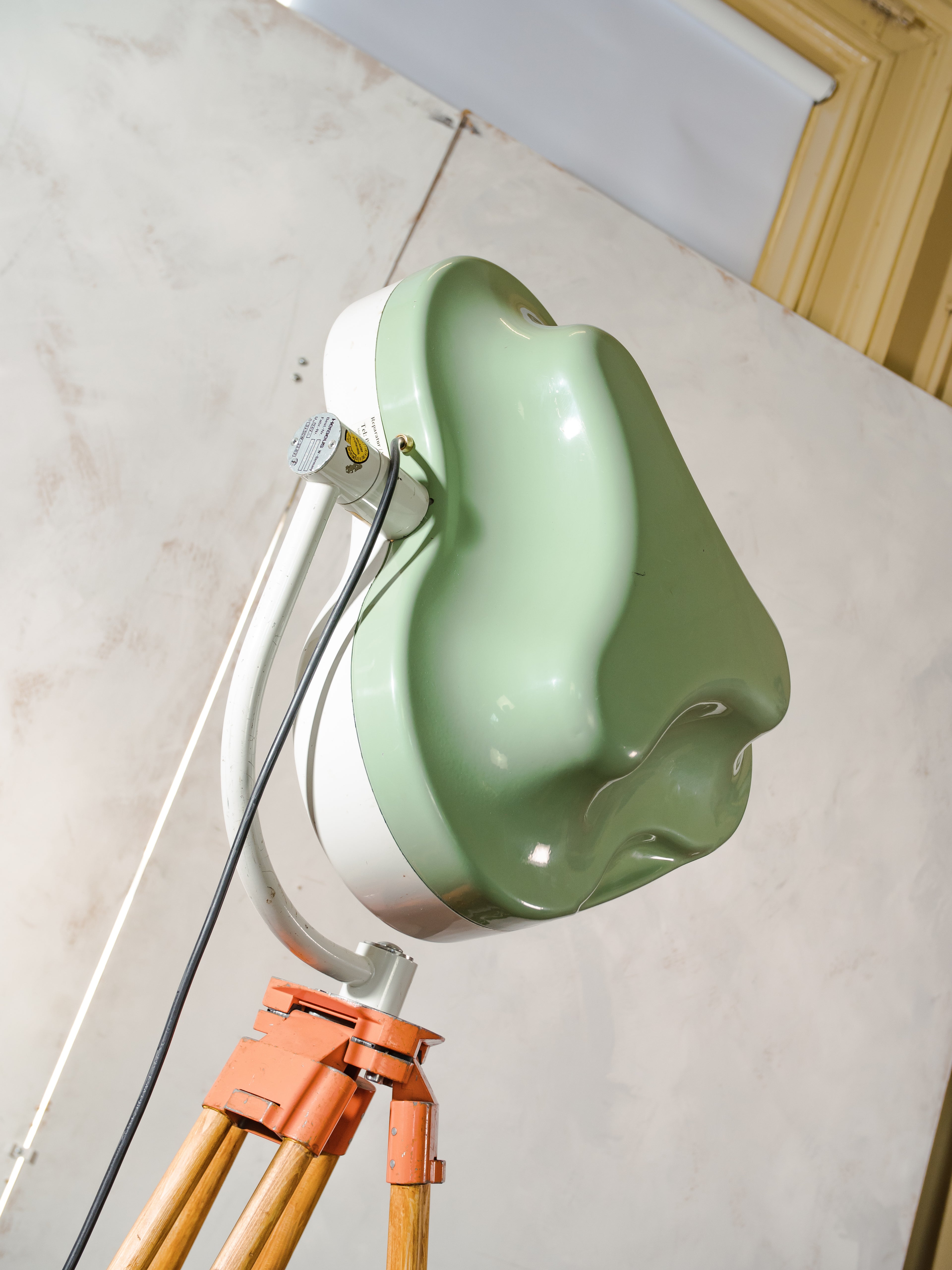 Witte en groene retro medische spotlight vloerlamp van Heraeus Hanaulux, gerecyclede ziekenhuisgeschiedenis op houten landmetersstatief