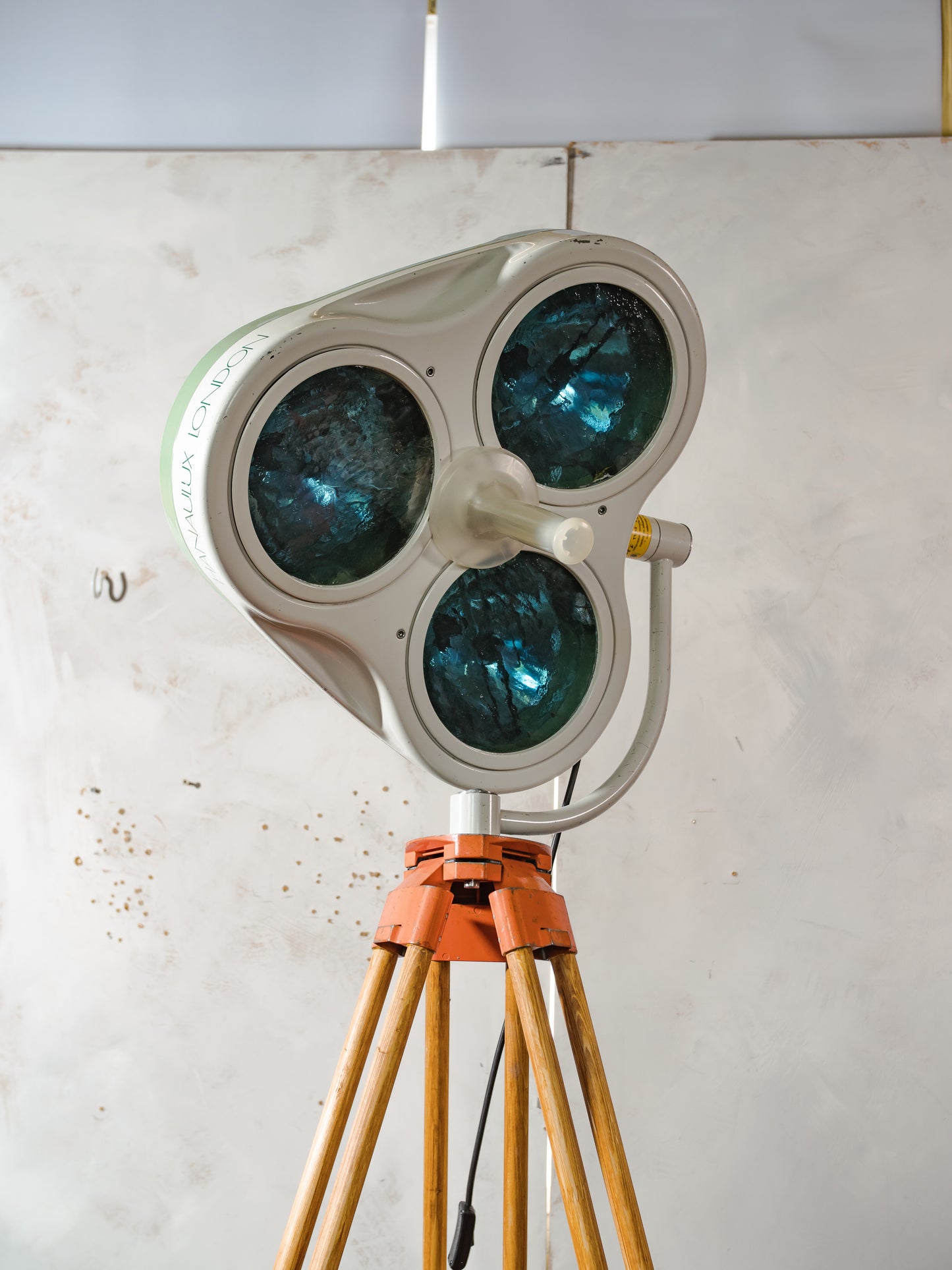 White & Green Retro Medical Spotlight Floor Lamp by Heraeus Hanaulux, Upcycled Hospital History on wooden Surveyors Tripod
