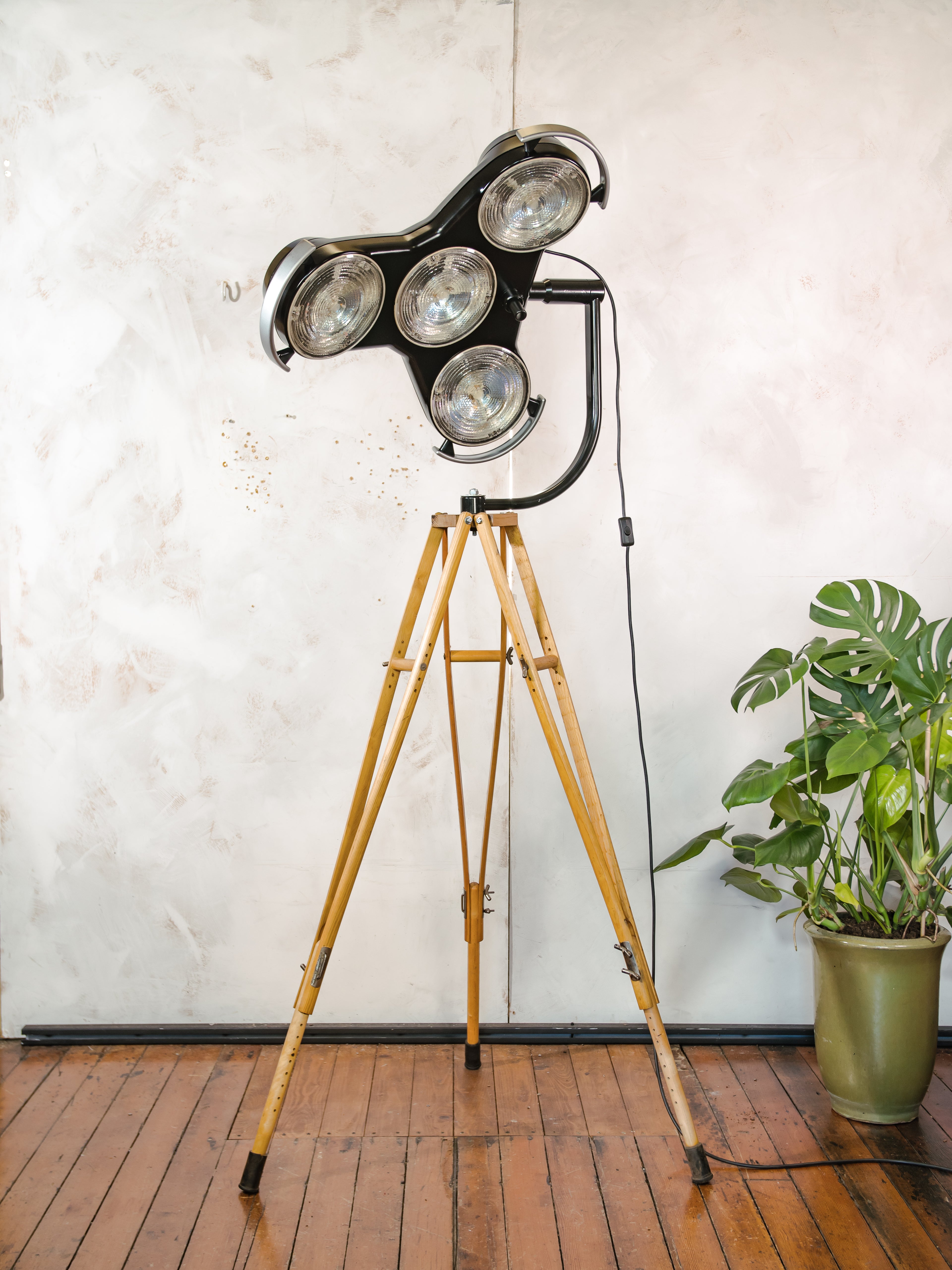 Schaduwloze staande lamp met 4 standen, chirurgische lamp, gerecyclede industriële spot op houten statief, retro medische statement verlichting voor loft en studio