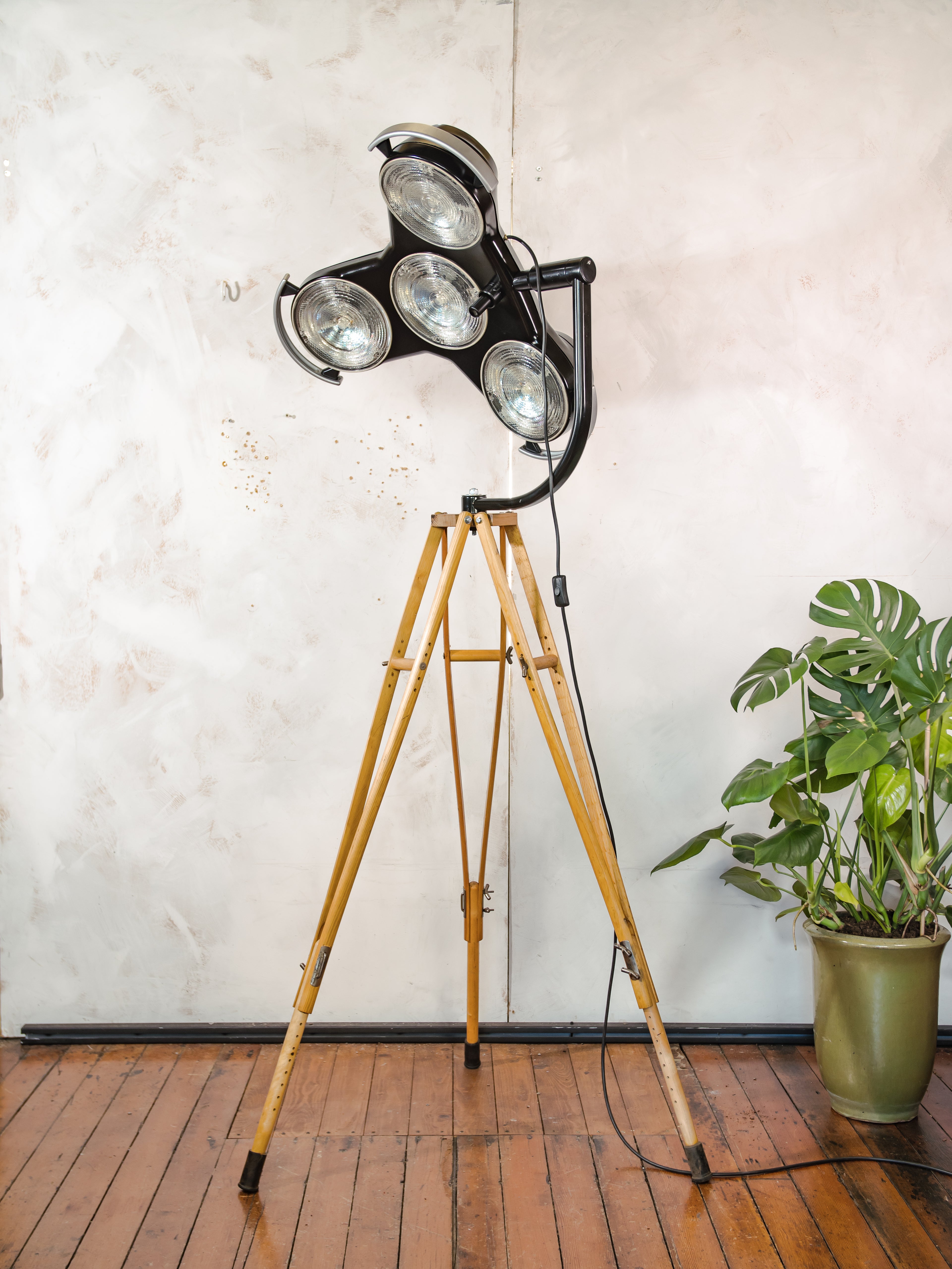 Schaduwloze staande lamp met 4 standen, chirurgische lamp, gerecyclede industriële spot op houten statief, retro medische statement verlichting voor loft en studio