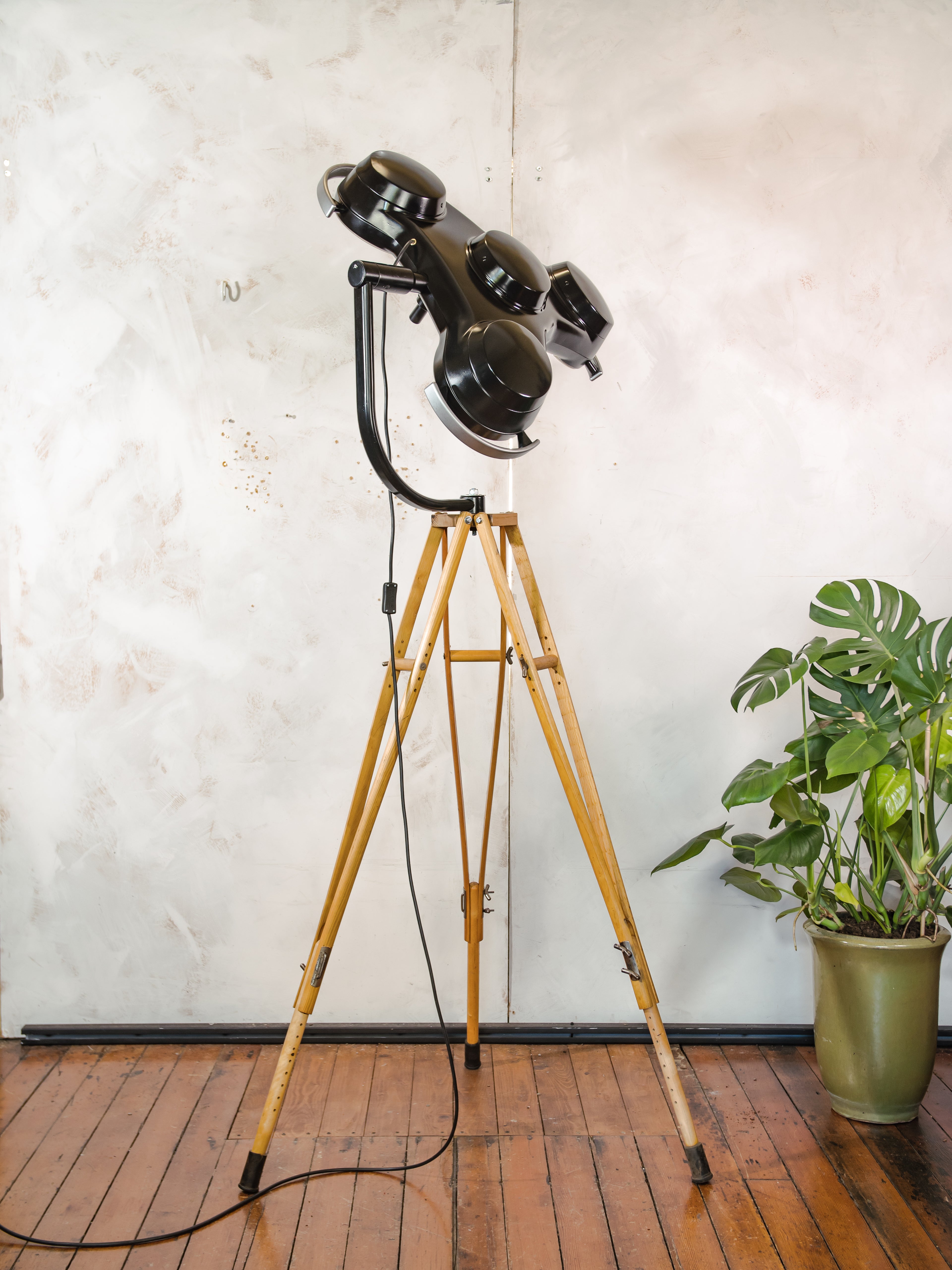 Shadowless 4-Way Surgical Lamp Floor Light, Upcycled Industrial Spotlight on Wooden Tripod, Retro Medical Statement Lighting Loft & Studio