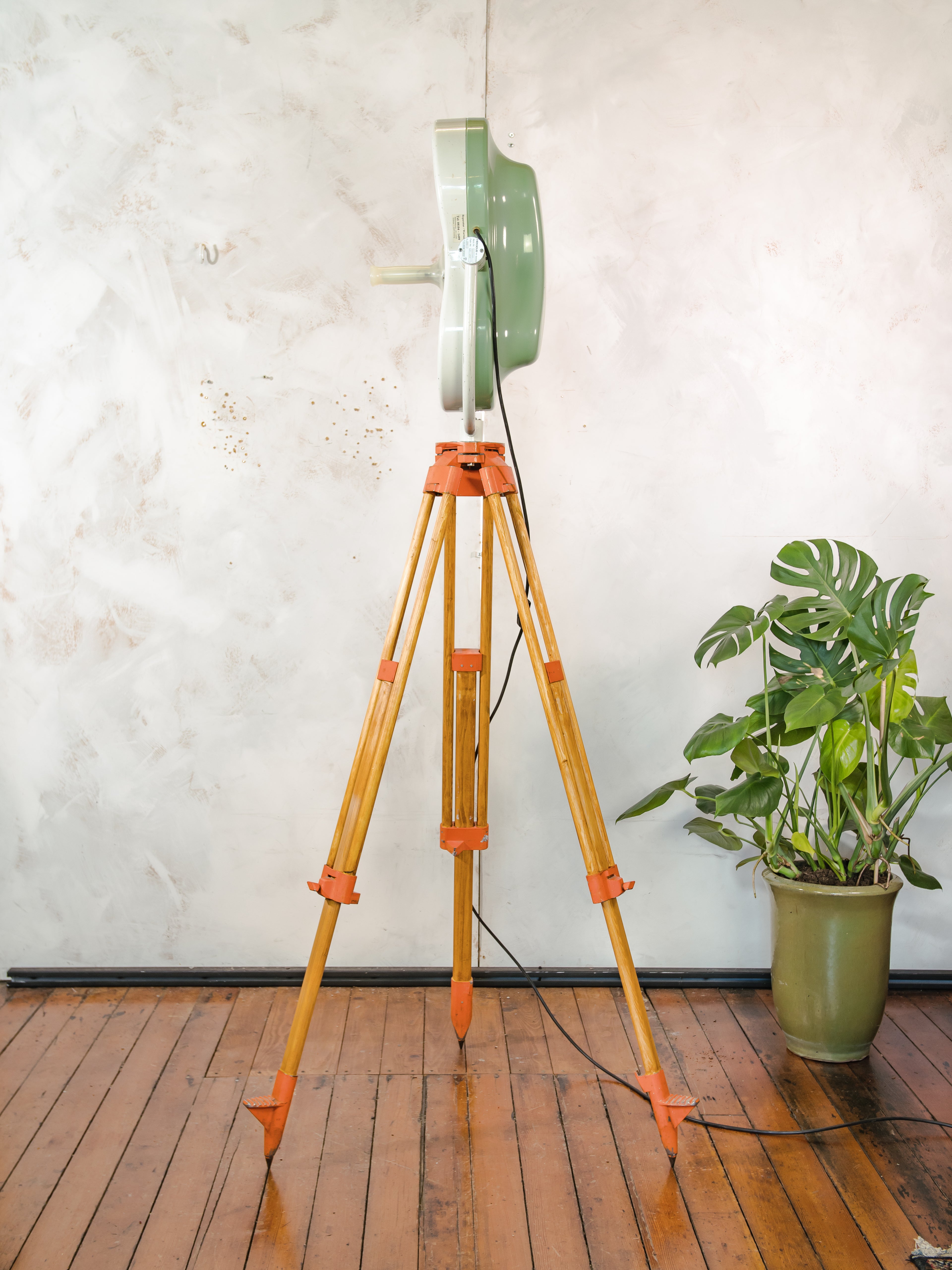 Witte en groene retro medische spotlight vloerlamp van Heraeus Hanaulux, gerecyclede ziekenhuisgeschiedenis op houten landmetersstatief