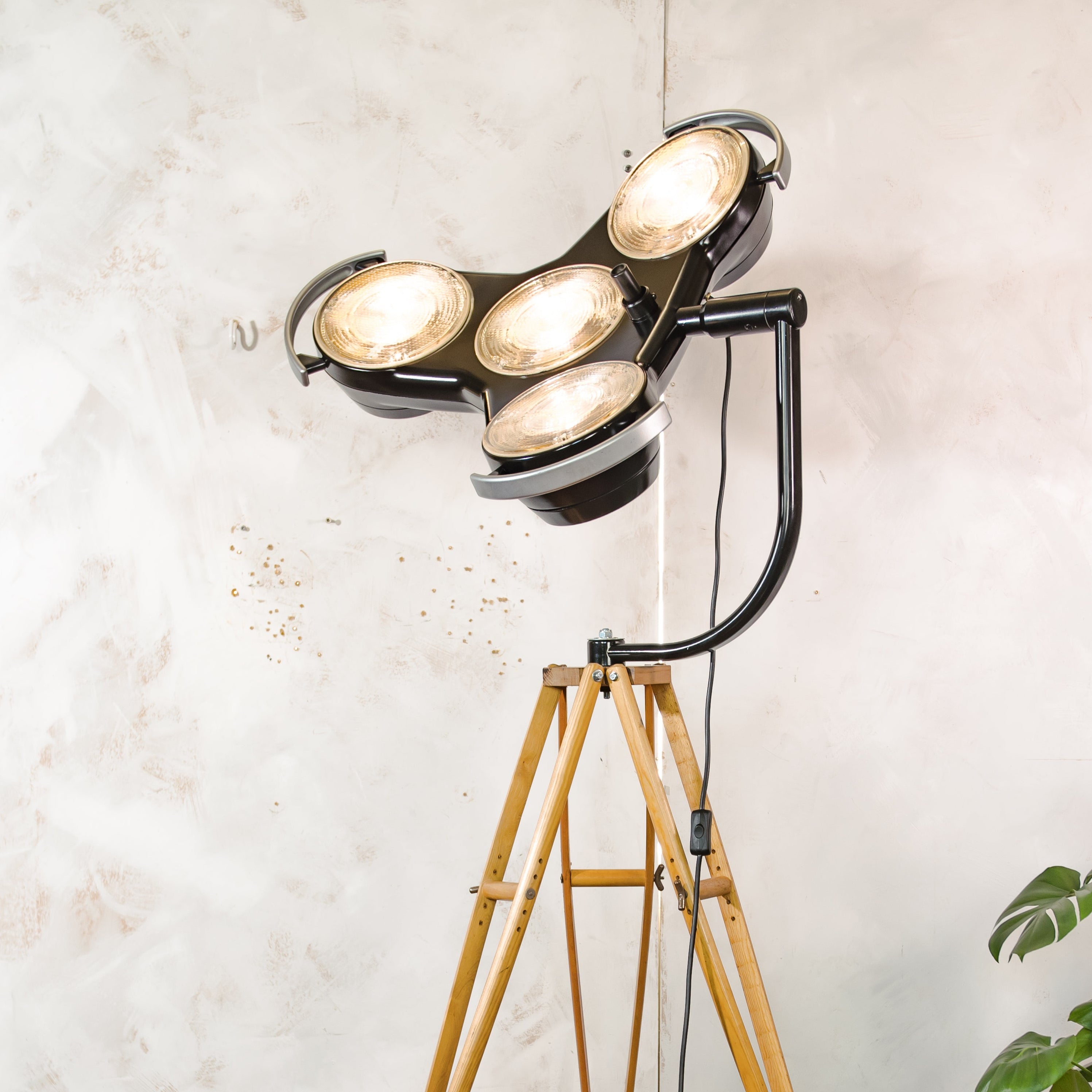 Schaduwloze staande lamp met 4 standen, chirurgische lamp, gerecyclede industriële spot op houten statief, retro medische statement verlichting voor loft en studio