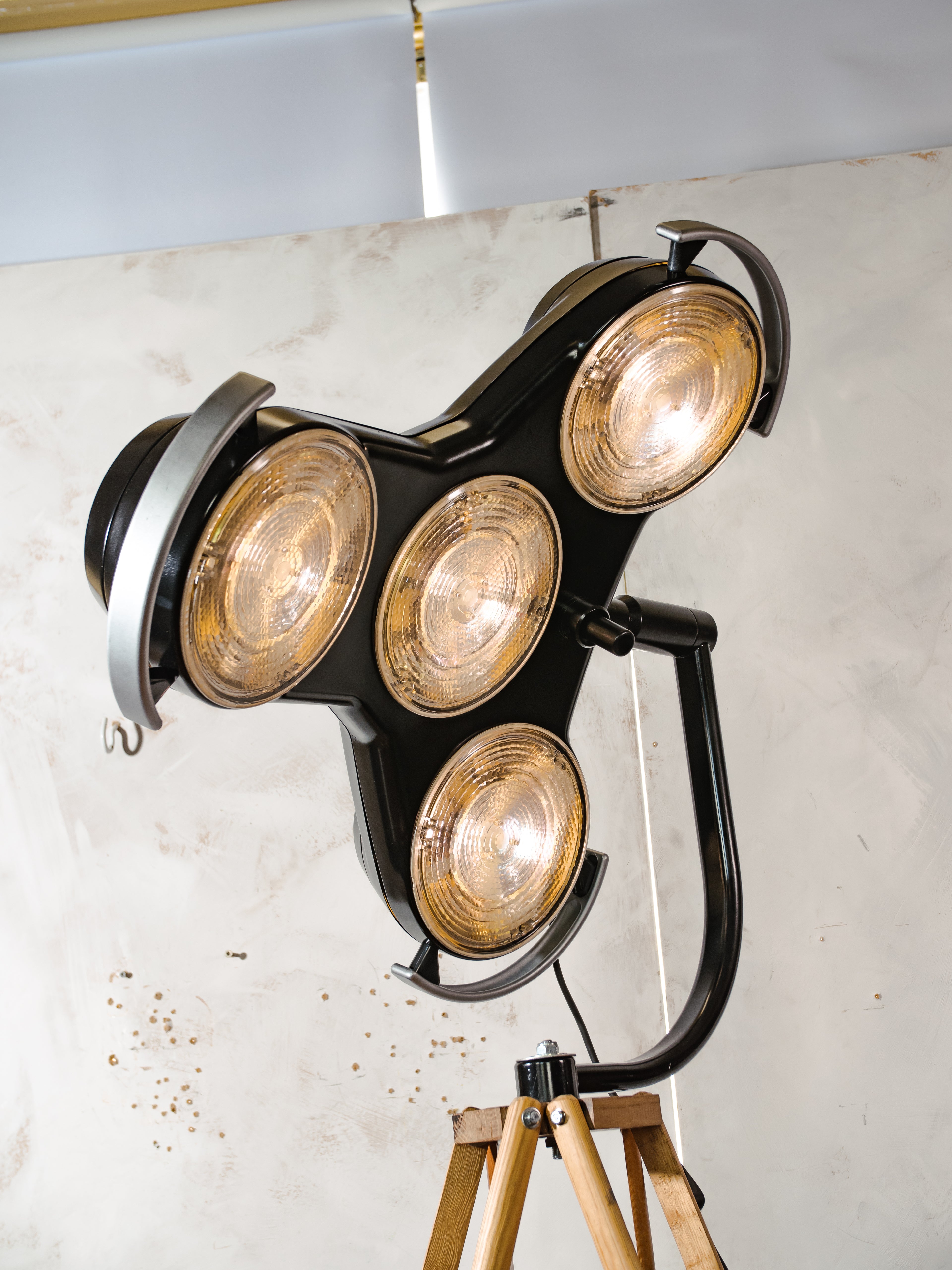 Schaduwloze staande lamp met 4 standen, chirurgische lamp, gerecyclede industriële spot op houten statief, retro medische statement verlichting voor loft en studio