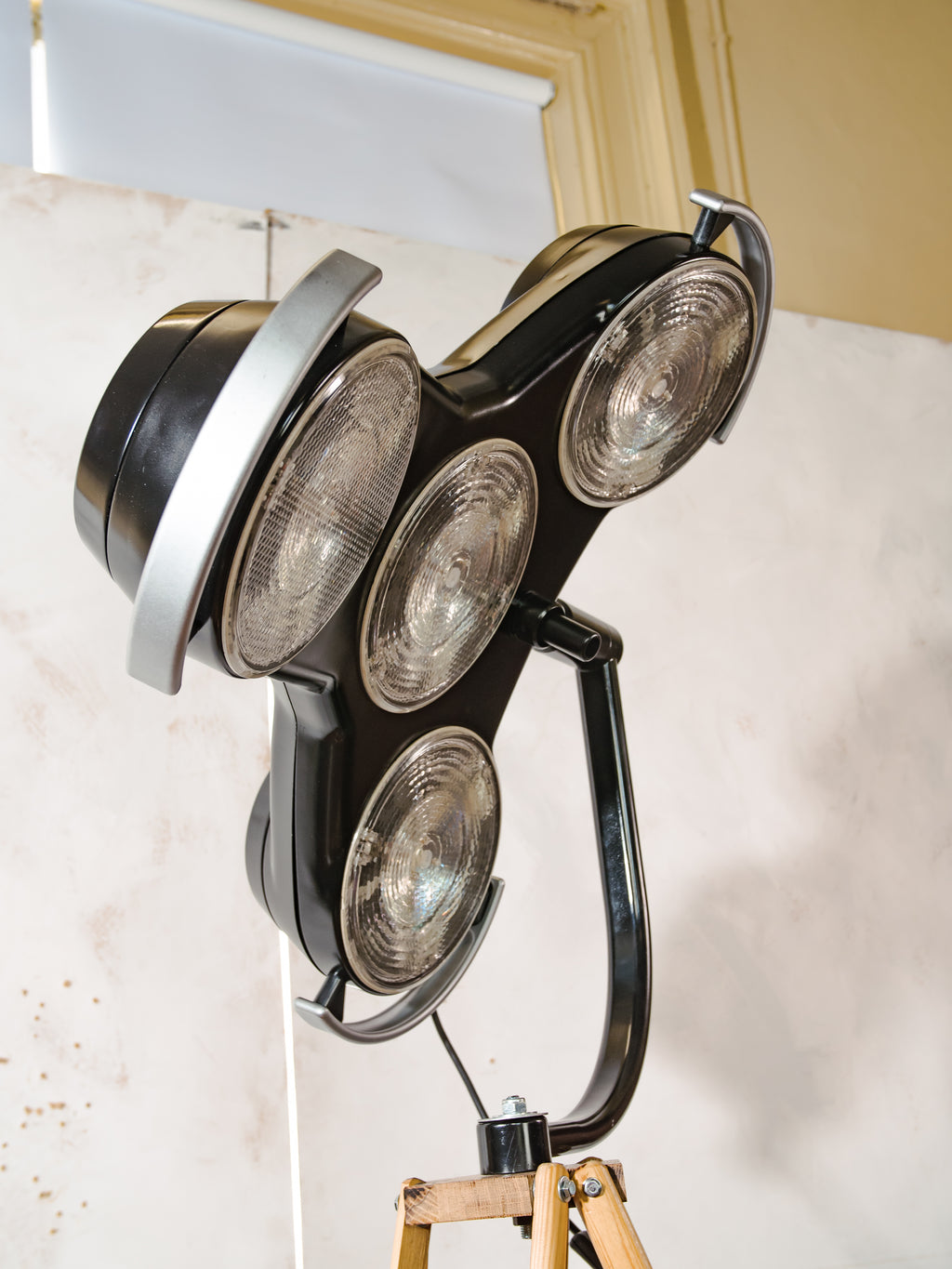Shadowless 4-Way Surgical Lamp Floor Light, Upcycled Industrial Spotlight on Wooden Tripod, Retro Medical Statement Lighting Loft & Studio