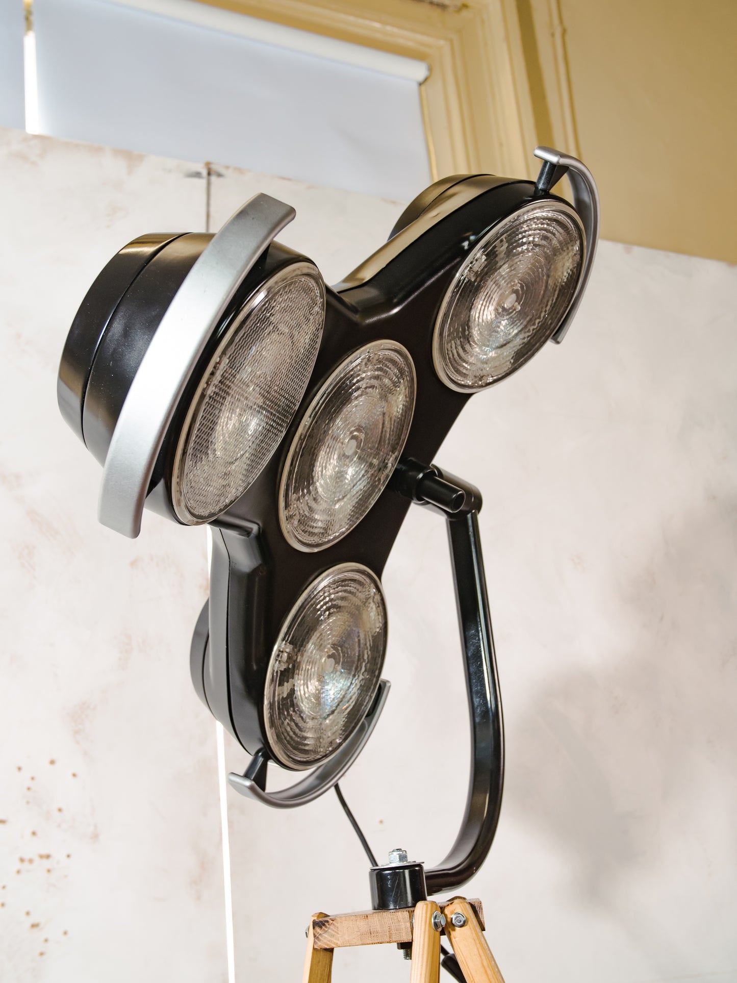 Shadowless 4-Way Surgical Lamp Floor Light, Upcycled Industrial Spotlight on Wooden Tripod, Retro Medical Statement Lighting Loft & Studio