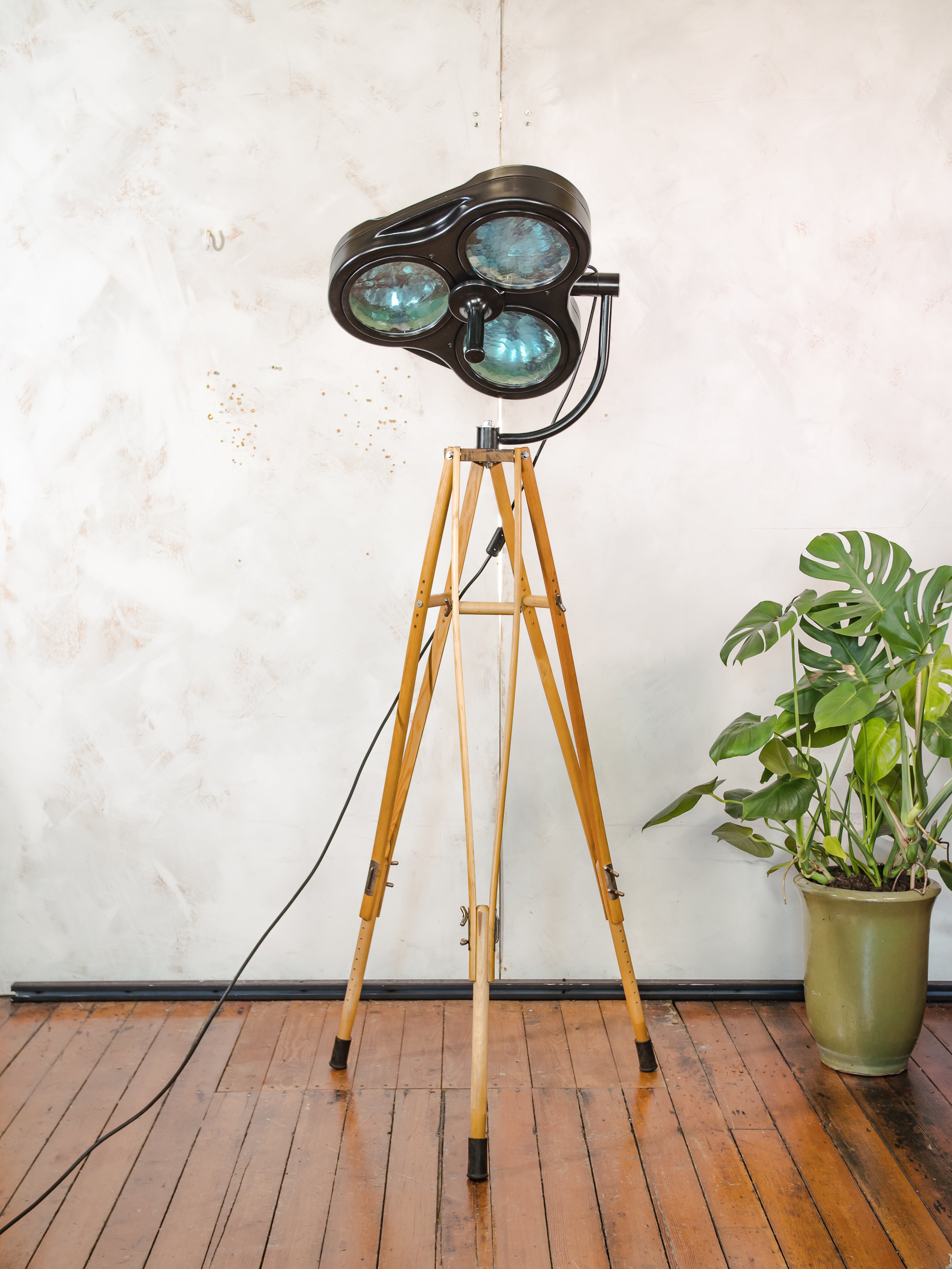Heraeus Hanaulux London Vintage Chirurgische Spotlight Staande Lamp, Upcycled Medische lamp op Houten Leger krukken Statief
