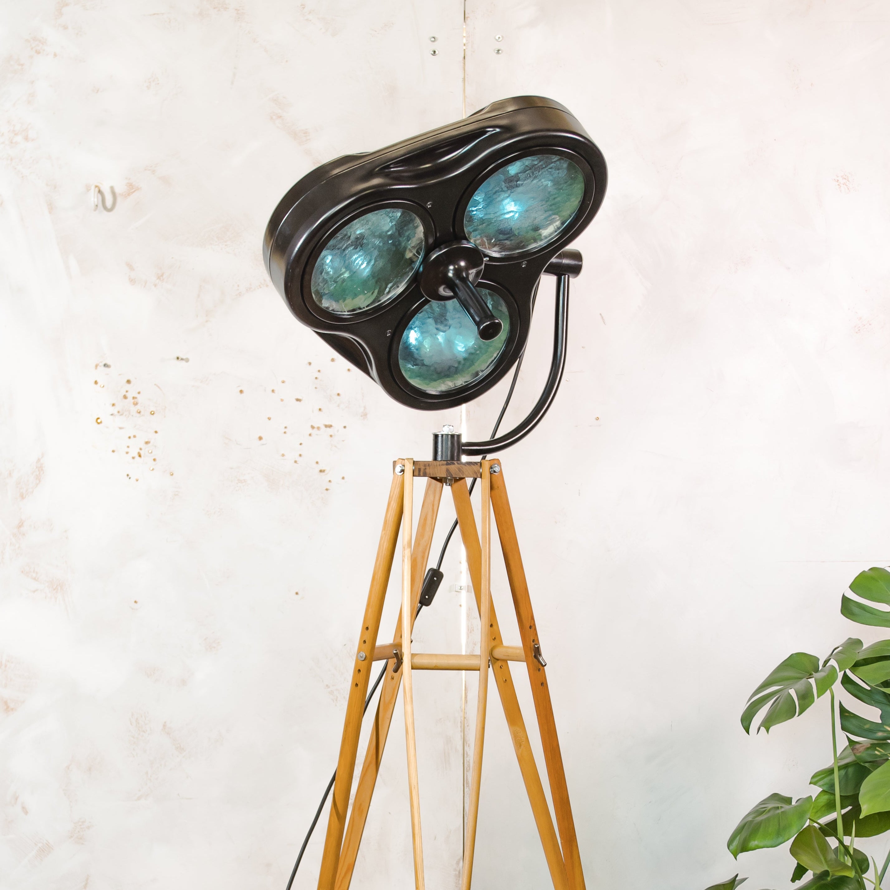 Heraeus Hanaulux London Vintage Chirurgische Spotlight Staande Lamp, Upcycled Medische lamp op Houten Leger krukken Statief