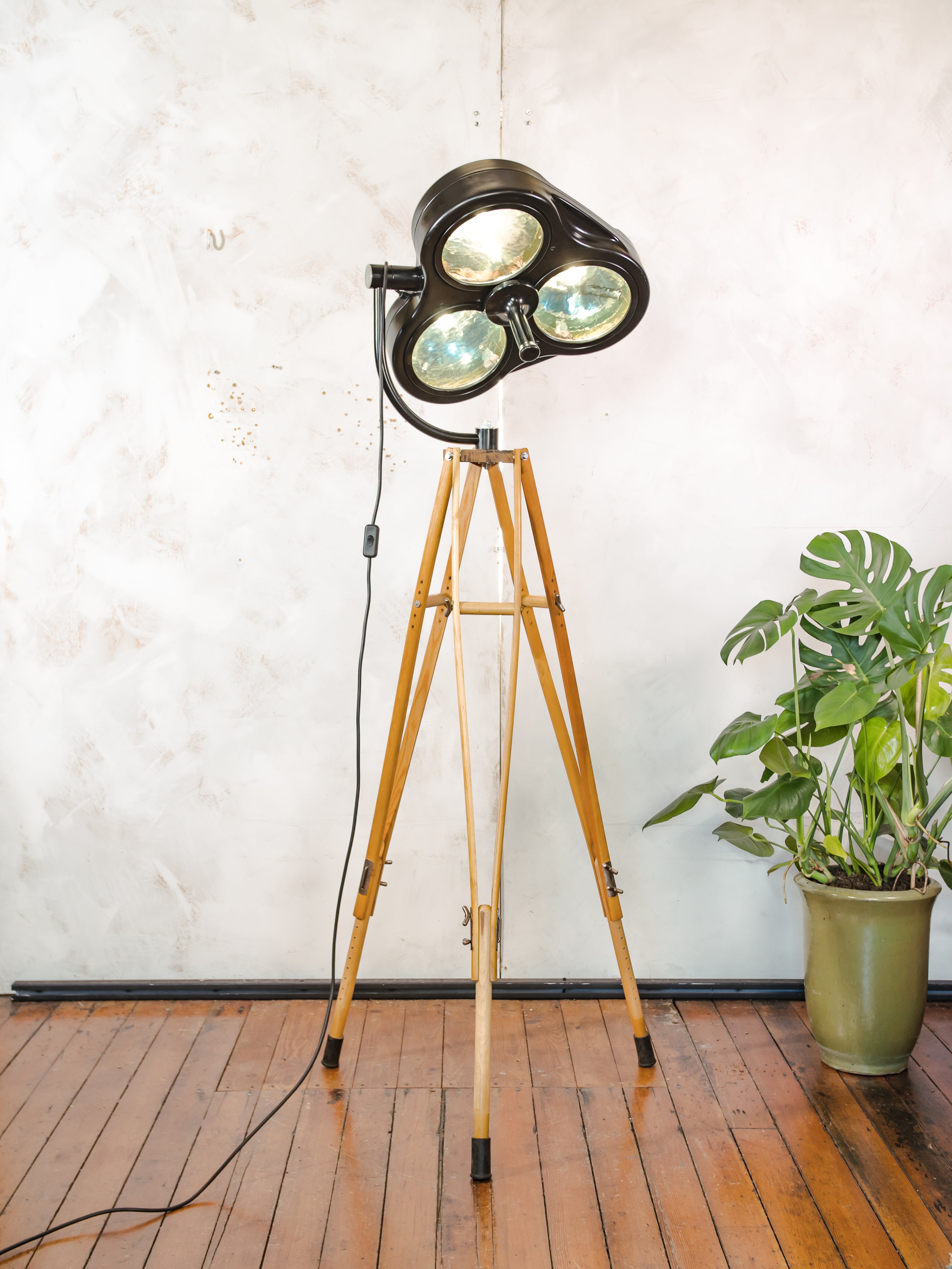 Heraeus Hanaulux London Vintage Chirurgische Spotlight Staande Lamp, Upcycled Medische lamp op Houten Leger krukken Statief