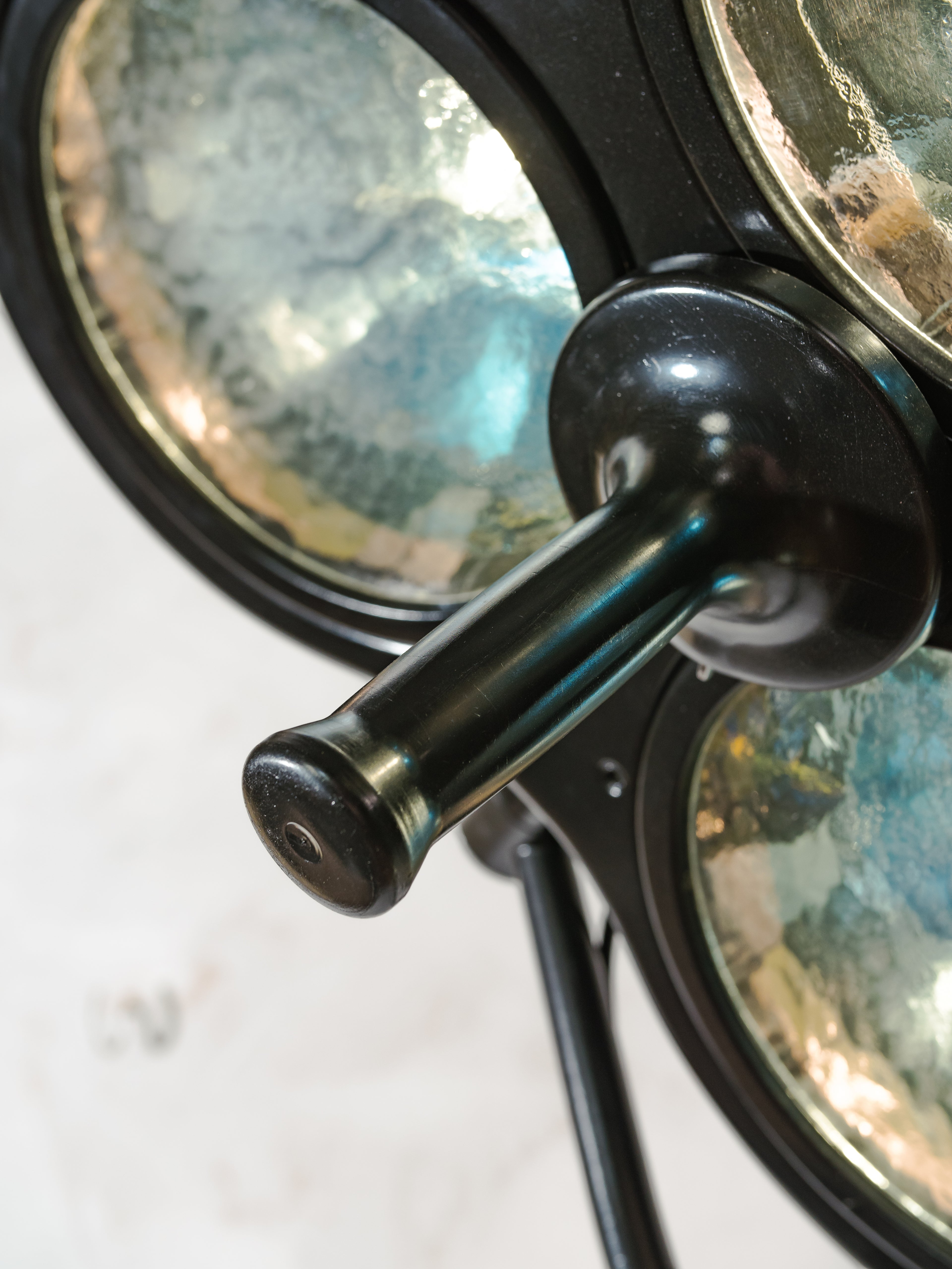 Heraeus Hanaulux London Vintage Chirurgische Spotlight Staande Lamp, Upcycled Medische lamp op Houten Leger krukken Statief