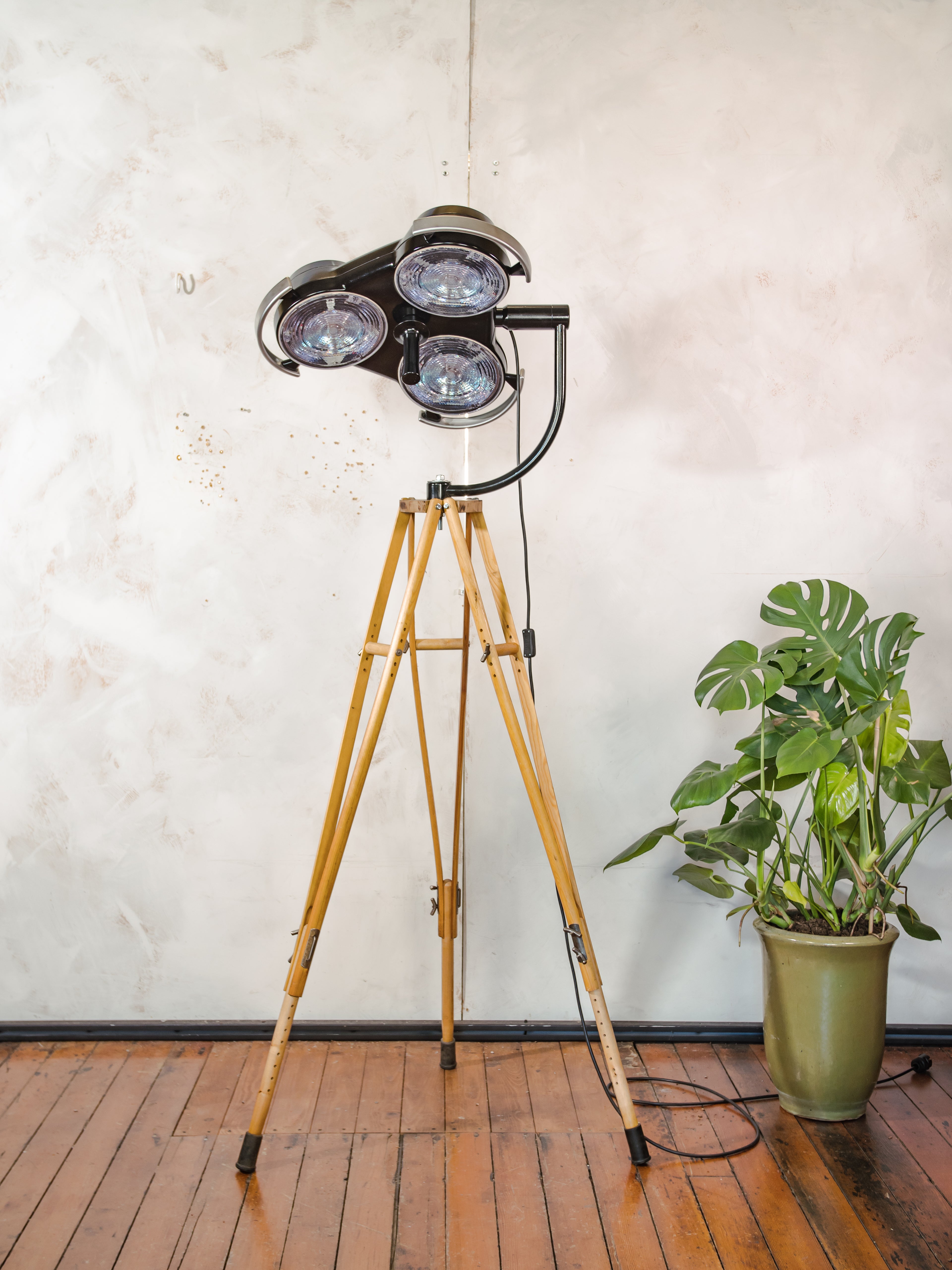 Schaduwloze 3-weg ziekenhuislamp, staande lamp, gerecyclede industriële spot op houten statief, retro chirurgie statement verlichting Loft & Studio