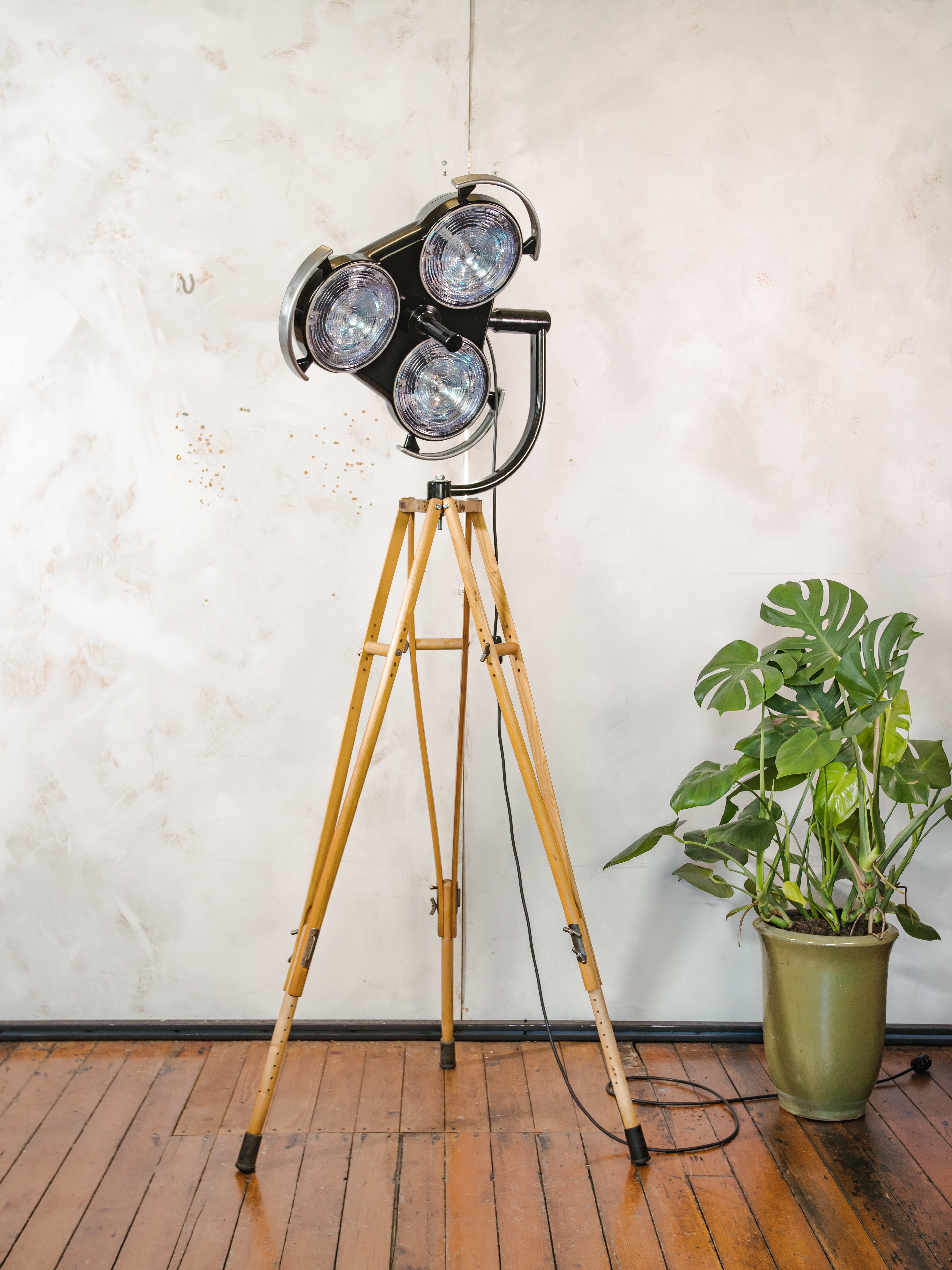 Schaduwloze 3-weg ziekenhuislamp, staande lamp, gerecyclede industriële spot op houten statief, retro chirurgie statement verlichting Loft & Studio