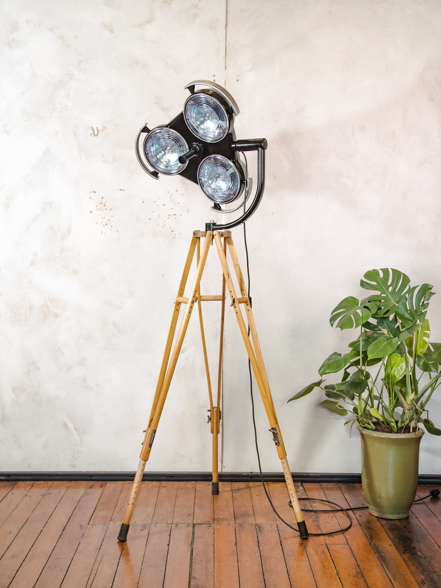 Shadowless 3-Way Hospital Lamp Floor Light, Upcycled Industrial Spotlight on Wooden Tripod, Retro Surgery Statement Lighting Loft & Studio
