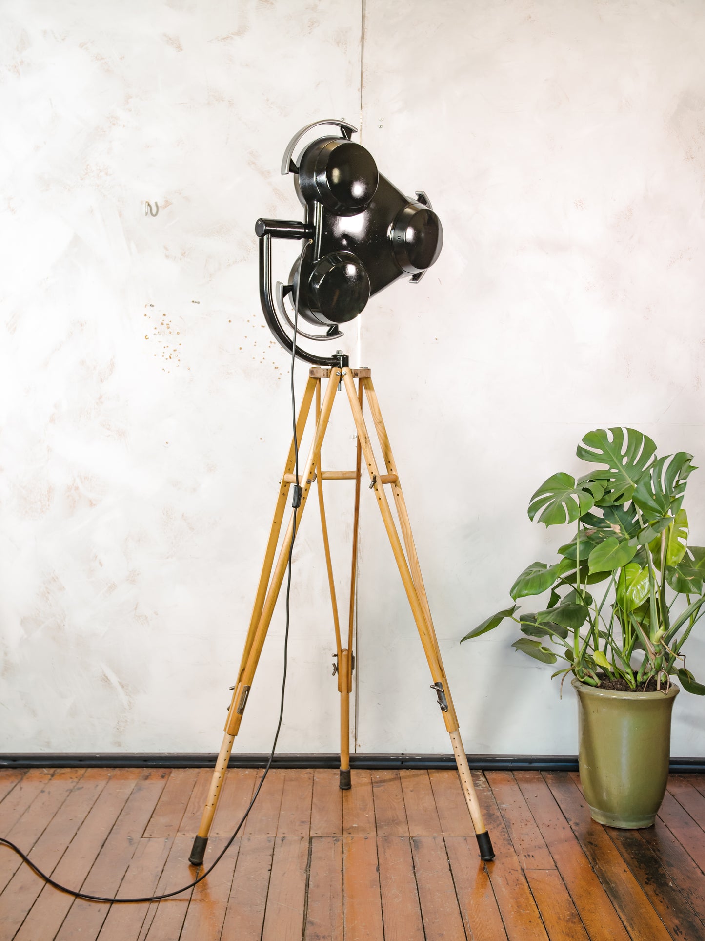 Shadowless 3-Way Hospital Lamp Floor Light, Upcycled Industrial Spotlight on Wooden Tripod, Retro Surgery Statement Lighting Loft & Studio