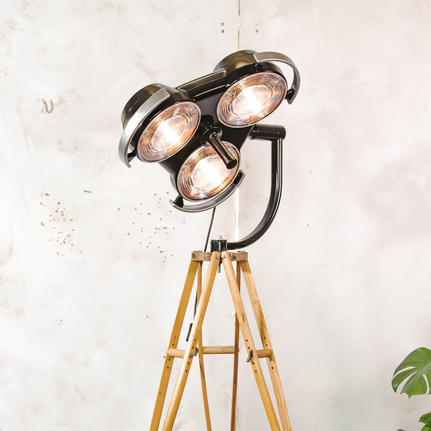 Shadowless 3-Way Hospital Lamp Floor Light, Upcycled Industrial Spotlight on Wooden Tripod, Retro Surgery Statement Lighting Loft & Studio