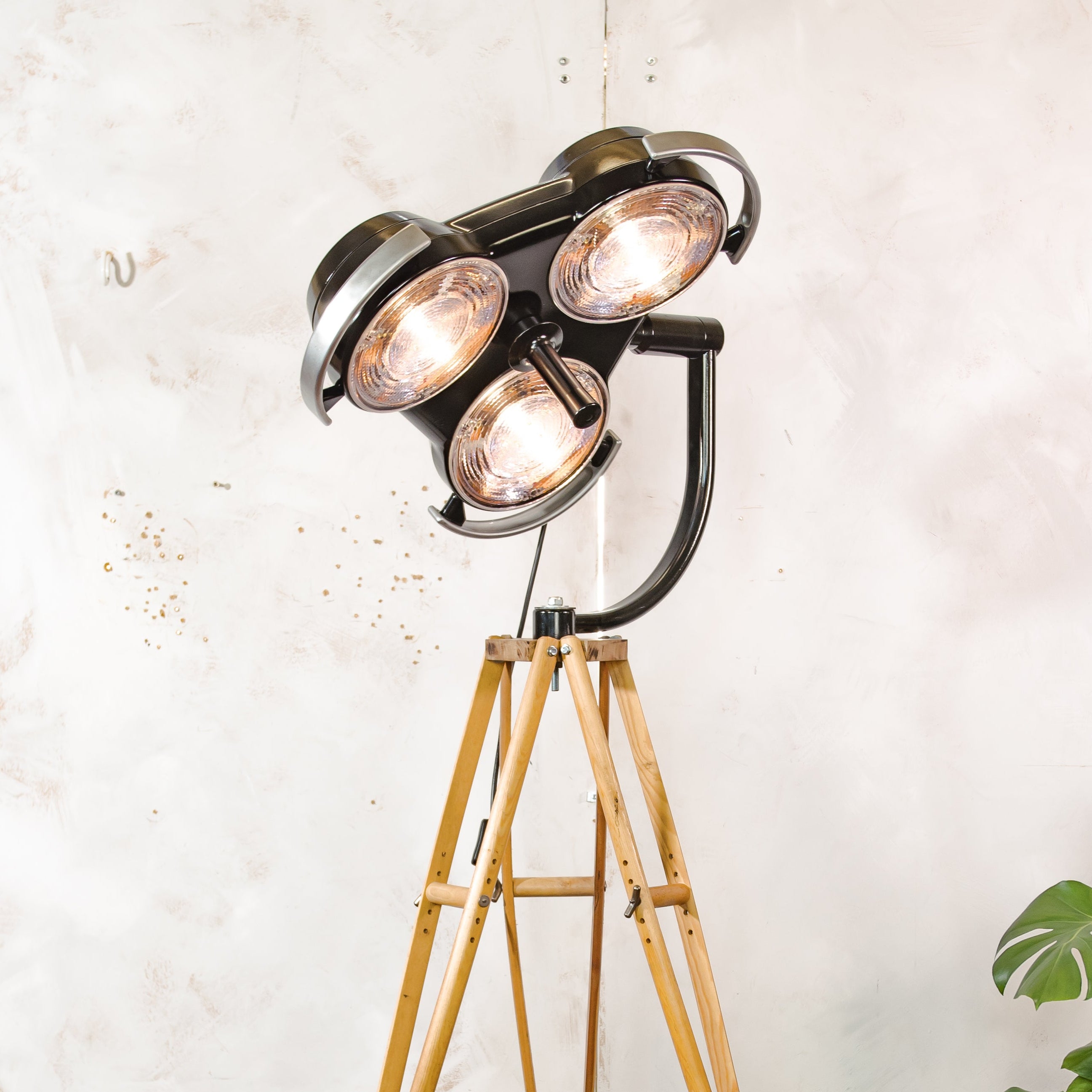 Schaduwloze 3-weg ziekenhuislamp, staande lamp, gerecyclede industriële spot op houten statief, retro chirurgie statement verlichting Loft & Studio