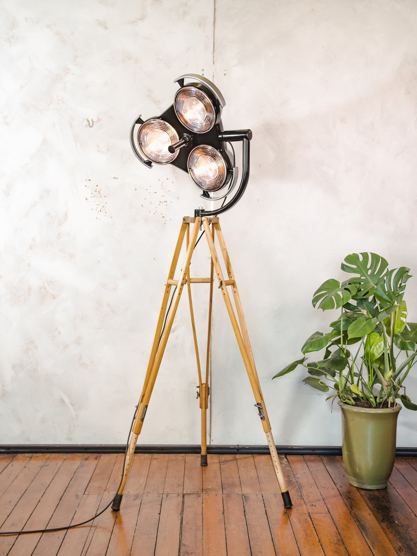 Shadowless 3-Way Hospital Lamp Floor Light, Upcycled Industrial Spotlight on Wooden Tripod, Retro Surgery Statement Lighting Loft & Studio