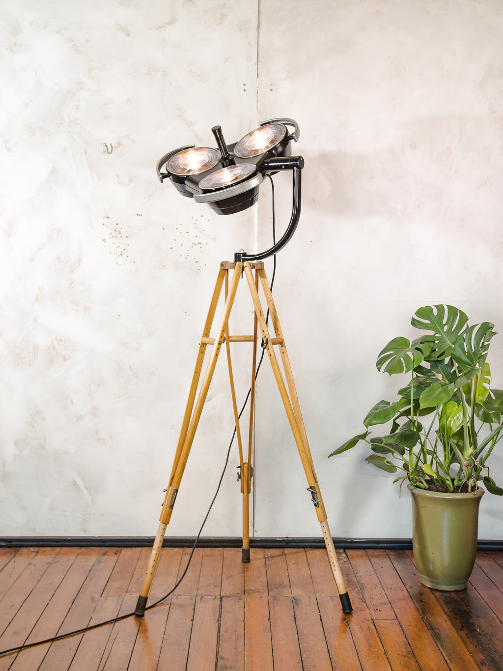 Shadowless 3-Way Hospital Lamp Floor Light, Upcycled Industrial Spotlight on Wooden Tripod, Retro Surgery Statement Lighting Loft & Studio