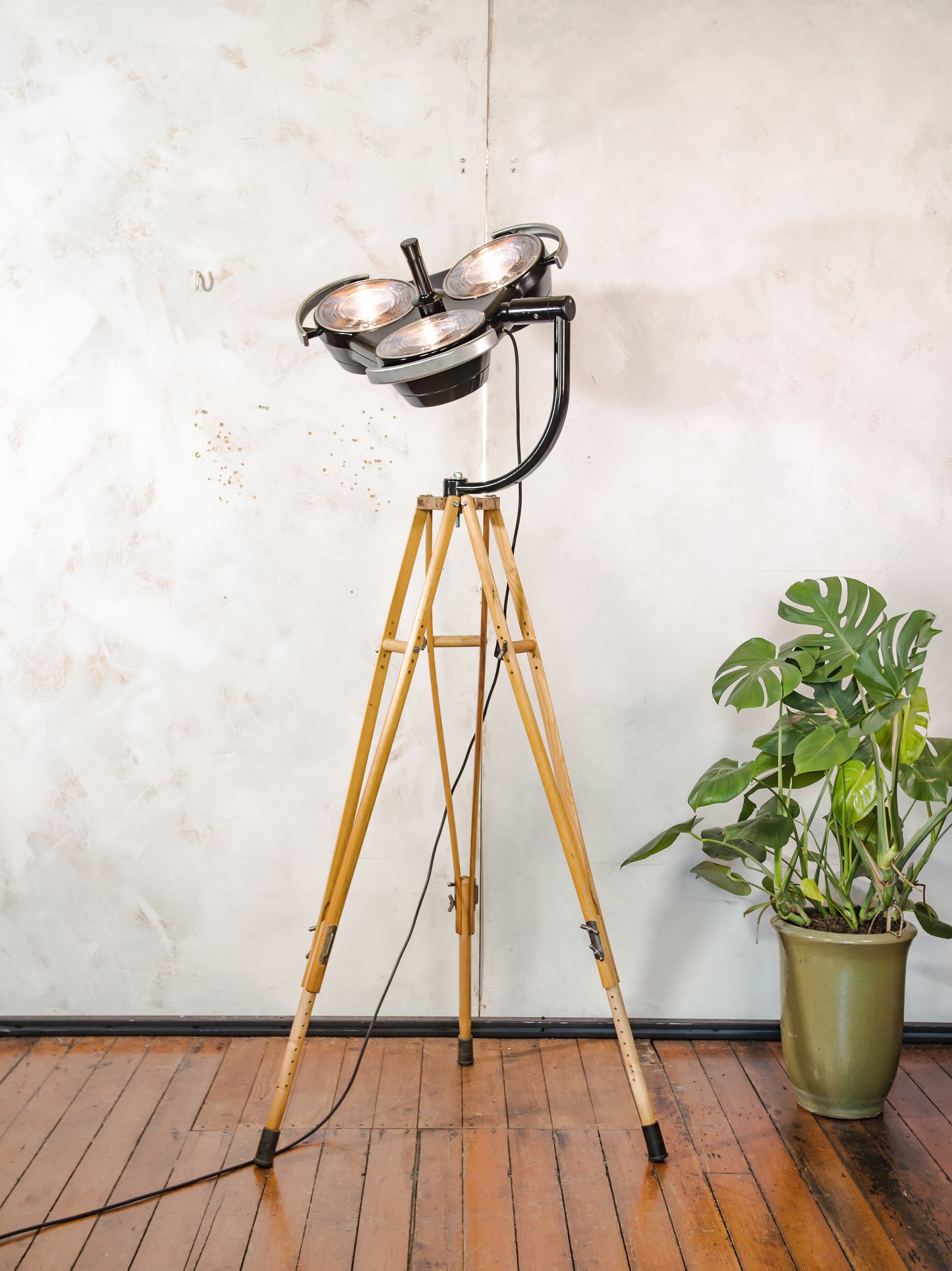 Shadowless 3-Way Hospital Lamp Floor Light, Upcycled Industrial Spotlight on Wooden Tripod, Retro Surgery Statement Lighting Loft & Studio