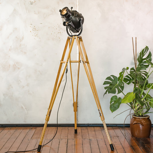 Zwarte Strand Electric Patt 23 Spotlight staande lamp uit de jaren 60, theaterlamp op een op maat gemaakt statief gemaakt van krukken van het Zwitserse leger