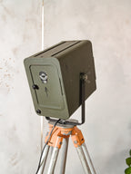 Industriële jaren 60 Strand Electric Patt 45 theaterspot op aluminium statief, vintage vloerlamp, rustieke studioverlichting, groene patina