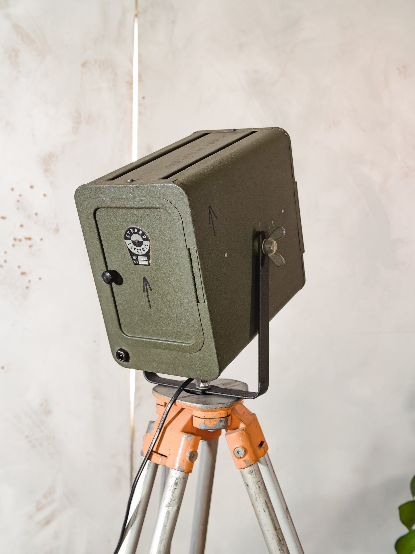 Industriële jaren 60 Strand Electric Patt 45 theaterspot op aluminium statief, vintage vloerlamp, rustieke studioverlichting, groene patina