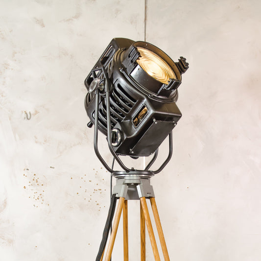Vintage ARRI Arnold & Richter 2KW filmspot uit de jaren 50 op houten statief, industriële Hollywood-theatervloerlamp, Fresnel-podiumverlichting
