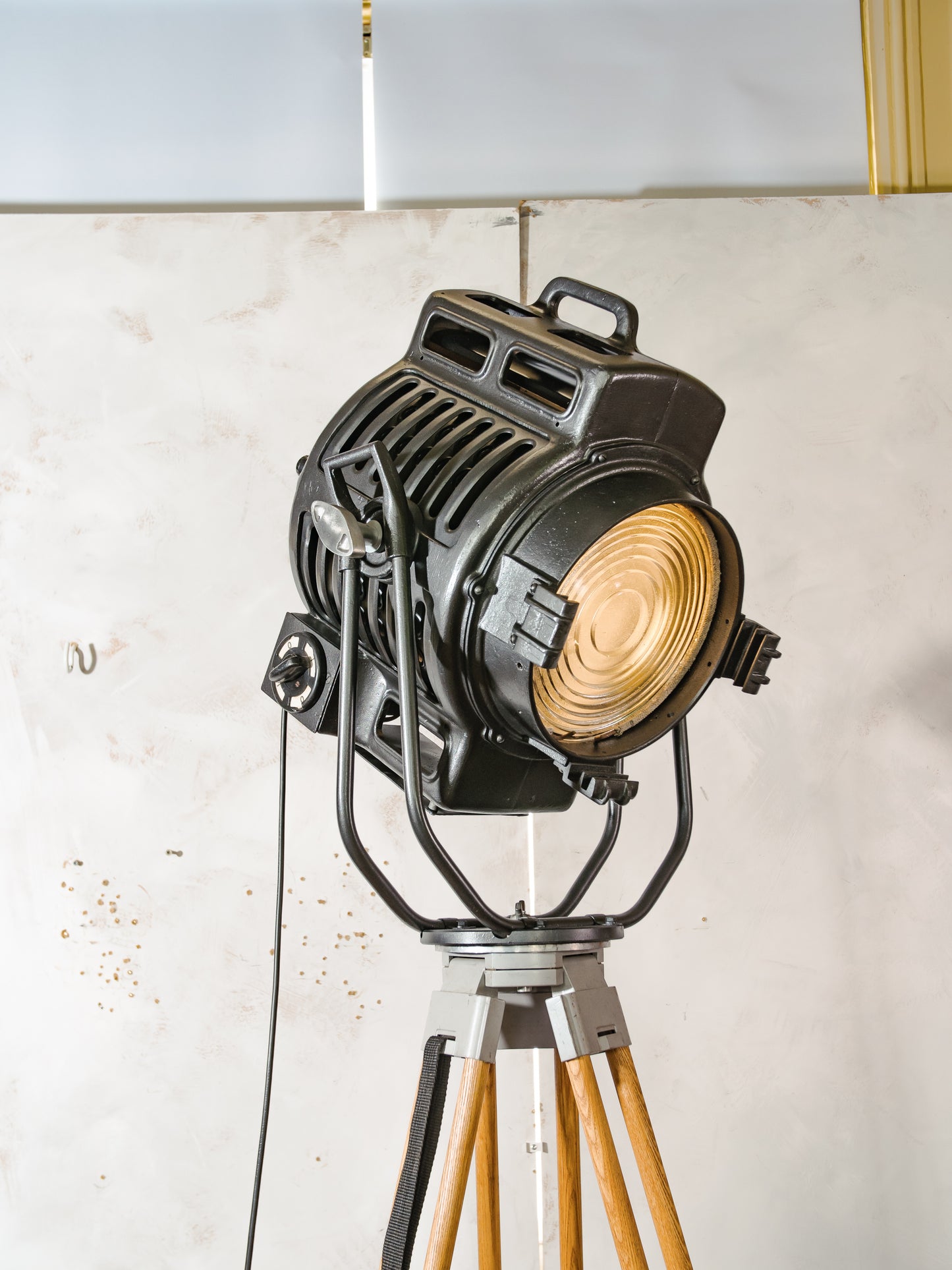 Vintage ARRI Arnold & Richter 2KW filmspot uit de jaren 50 op houten statief, industriële Hollywood-theatervloerlamp, Fresnel-podiumverlichting