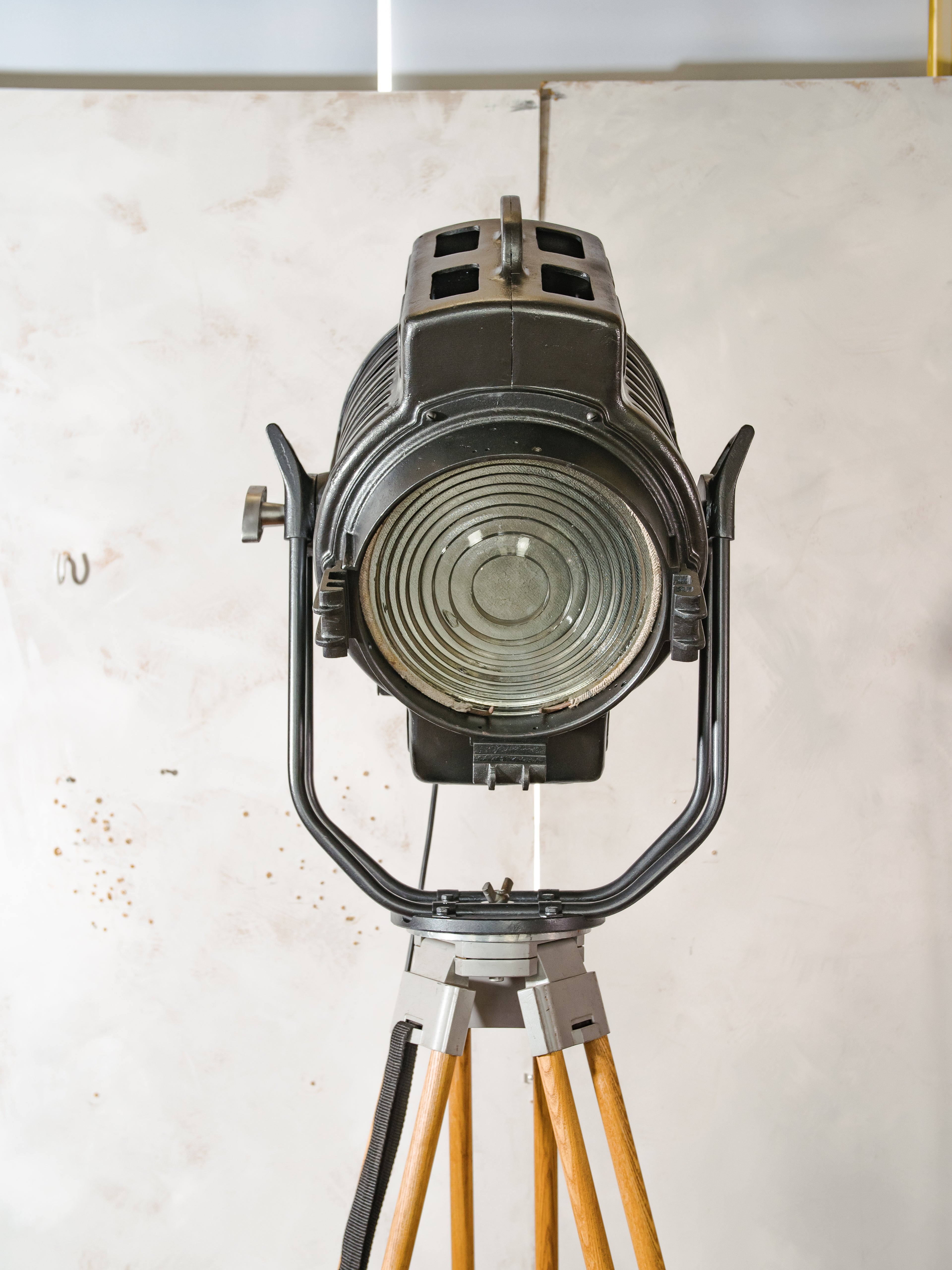 Vintage 1950s ARRI Arnold & Richter 2KW Movie Spotlight on Wooden Tripod, Industrial Hollywood Theater Floor Lamp, Fresnel stage lighting