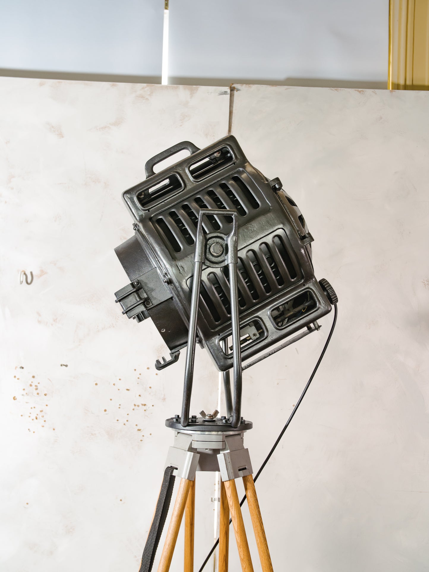 Vintage ARRI Arnold & Richter 2KW filmspot uit de jaren 50 op houten statief, industriële Hollywood-theatervloerlamp, Fresnel-podiumverlichting