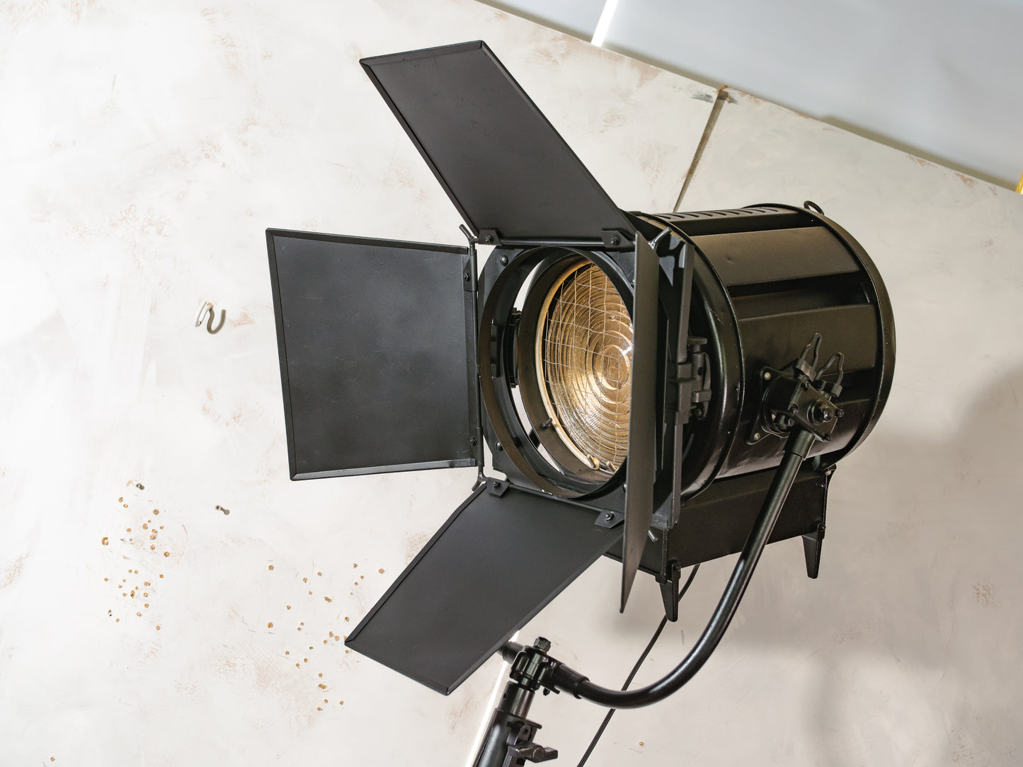Vintage Berkey Italia Film Spotlight vloerlamp op industrieel statief | Hollywood Studio Light | Cinematographer Decor