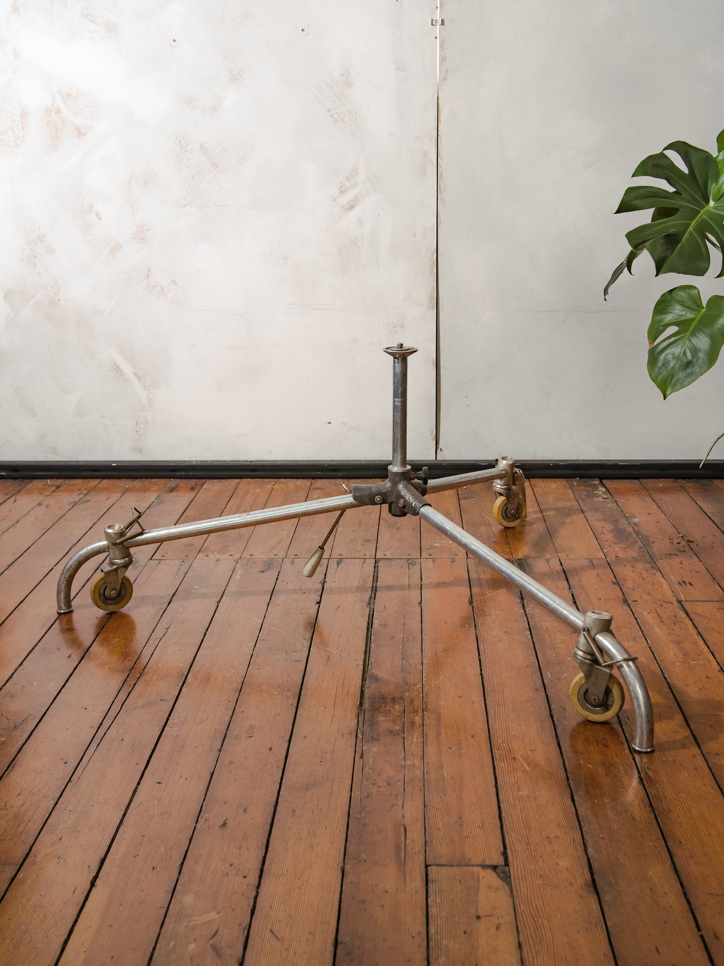 Vintage Berlebach DDR Studio Tripod Dolly Rolling Stand op wielen, statief wagen, Jaren 70-80 UNI 800 | Industriële fotografie en filmapparatuur