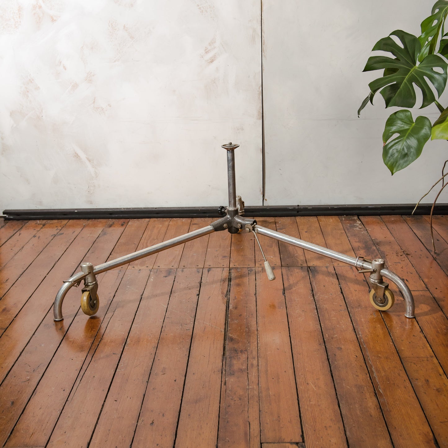 Vintage Berlebach DDR Studio Tripod Dolly Rolling Stand op wielen, statief wagen, Jaren 70-80 UNI 800 | Industriële fotografie en filmapparatuur