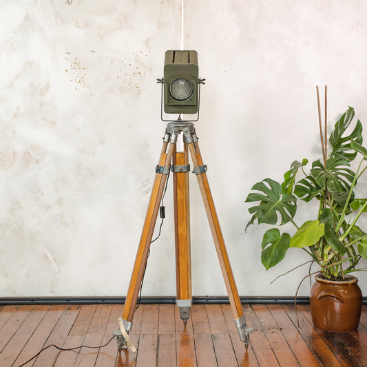Vintage groene Strand Electric Patt 45 theaterlamp uit de jaren 60 op een houten statief, industriële vloerlamp, retro podiumlamp