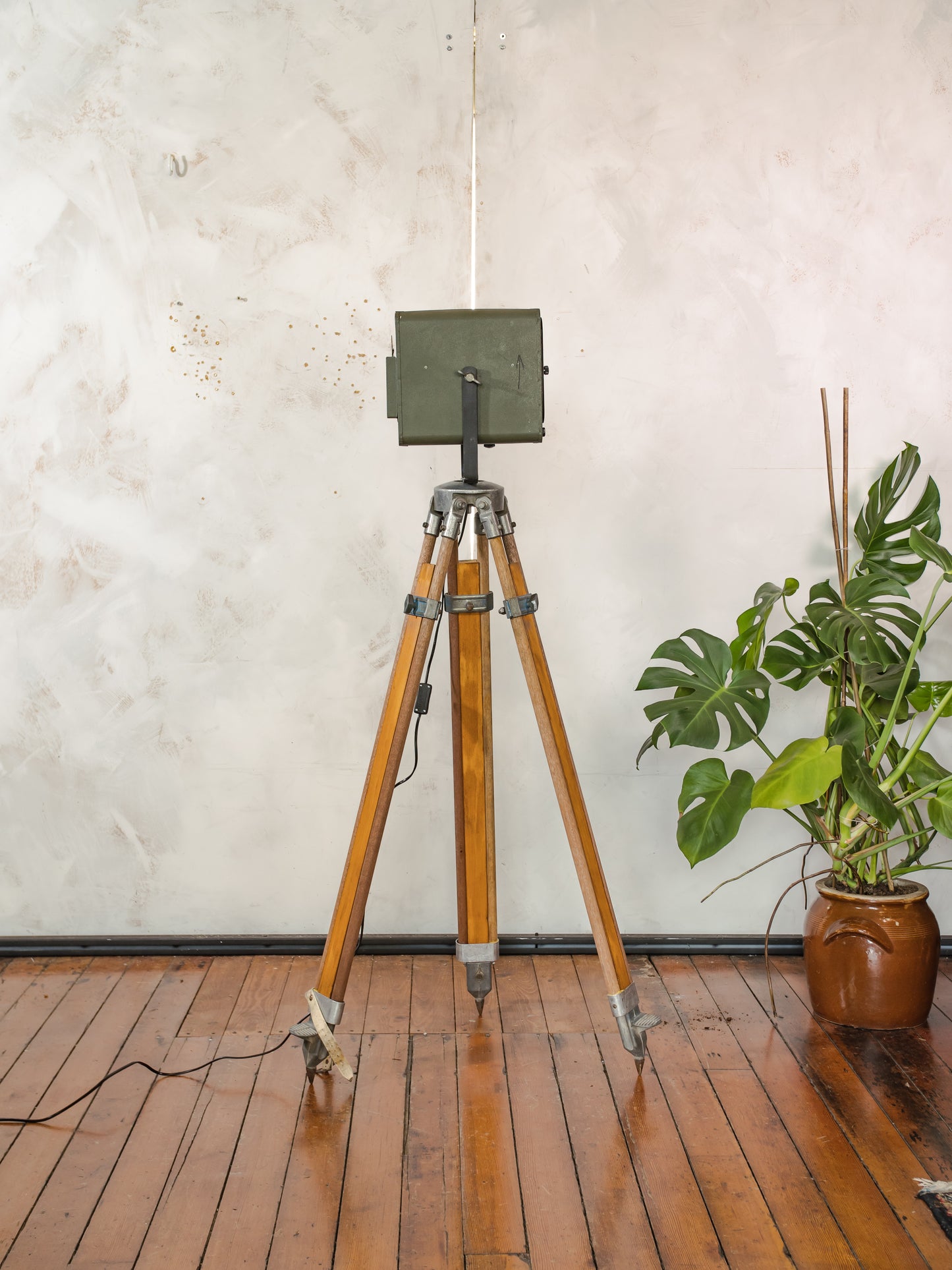 Vintage groene Strand Electric Patt 45 theaterlamp uit de jaren 60 op een houten statief, industriële vloerlamp, retro podiumlamp