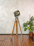 Vintage groene Strand Electric Patt 45 theaterlamp uit de jaren 60 op een houten statief, industriële vloerlamp, retro podiumlamp