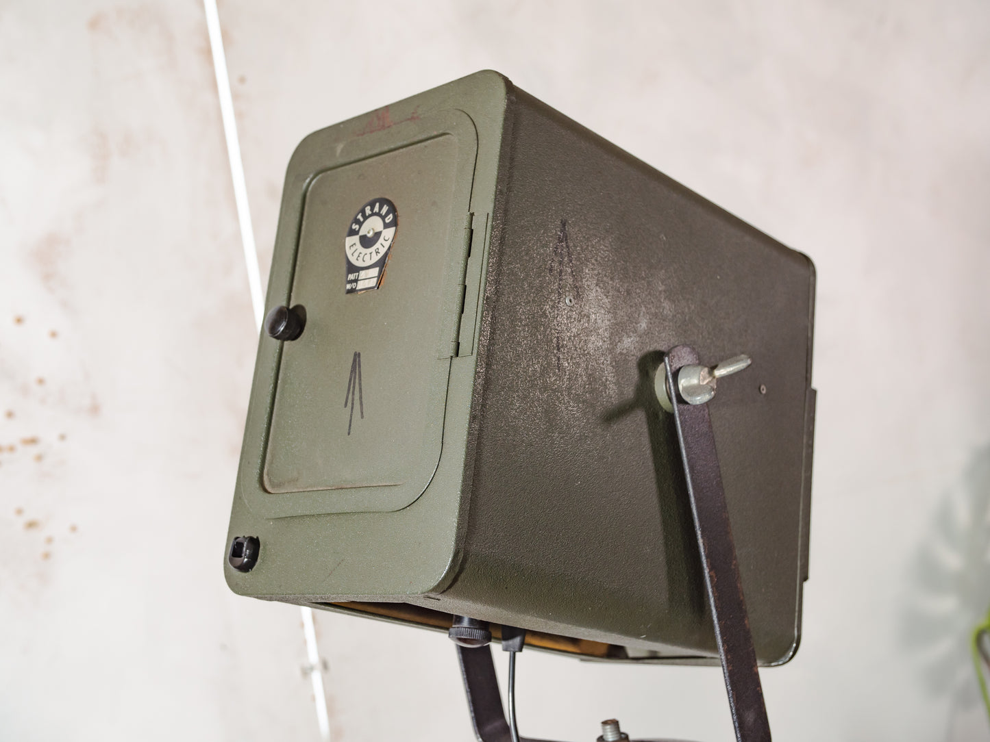 Vintage groene Strand Electric Patt 45 theaterlamp uit de jaren 60 op een houten statief, industriële vloerlamp, retro podiumlamp