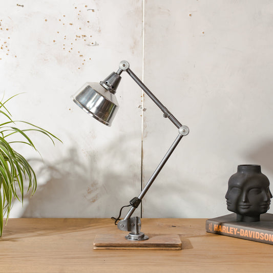 Midgard R1 lamp met 2 armen uit de jaren 50, gerestaureerde gepolijste Bauhaus bureaulamp, Duitse designverlichting, aluminium kap, Curt Fischer-ontwerp