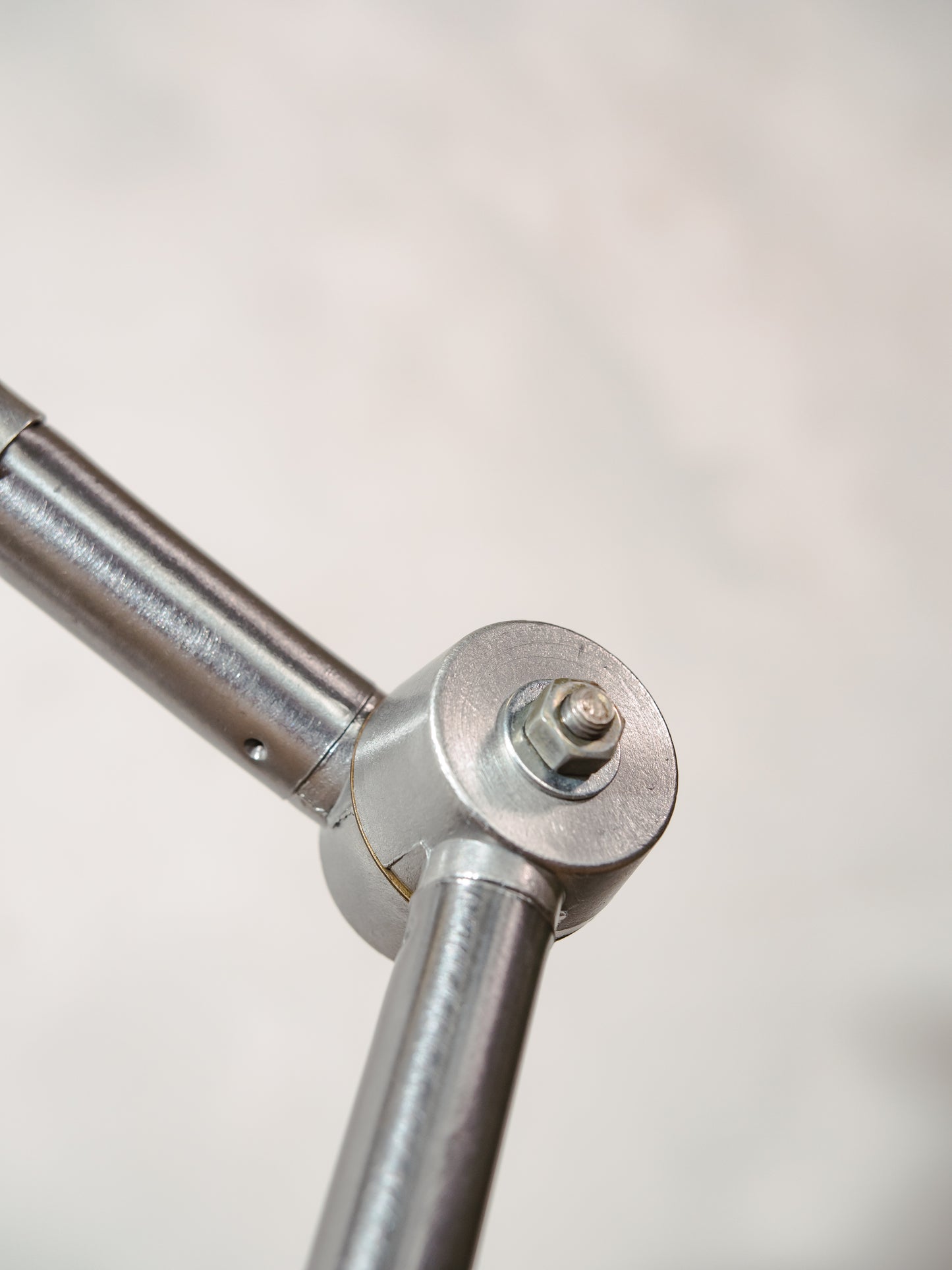 Midgard R1 lamp met 2 armen uit de jaren 50, gerestaureerde gepolijste Bauhaus bureaulamp, Duitse designverlichting, aluminium kap, Curt Fischer-ontwerp