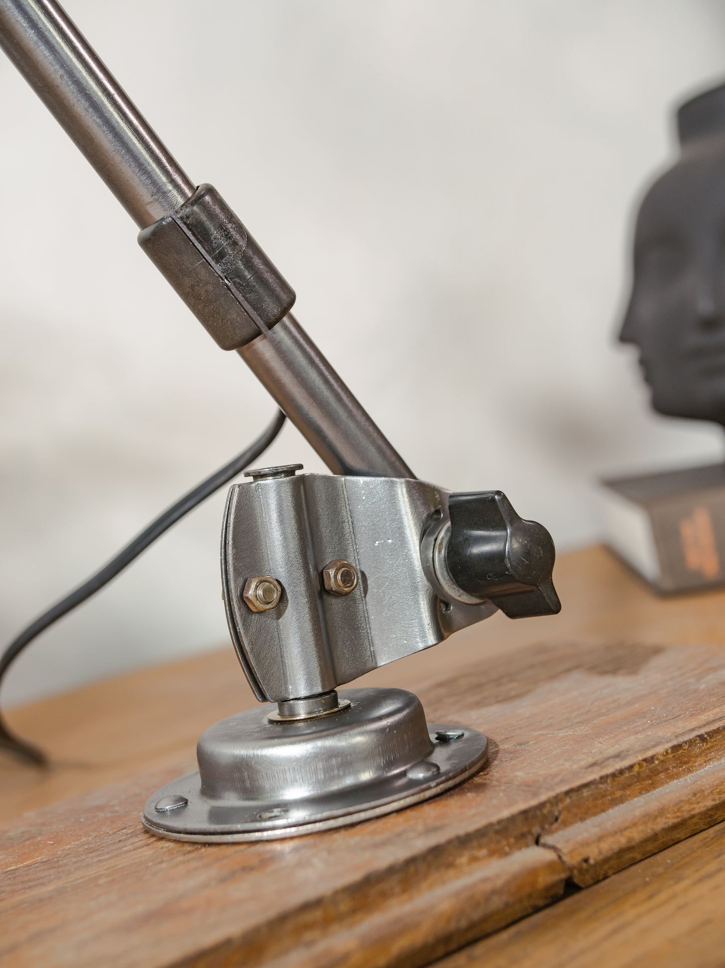 Midgard R1 lamp met 2 armen uit de jaren 50, gerestaureerde gepolijste Bauhaus bureaulamp, Duitse designverlichting, aluminium kap, Curt Fischer-ontwerp