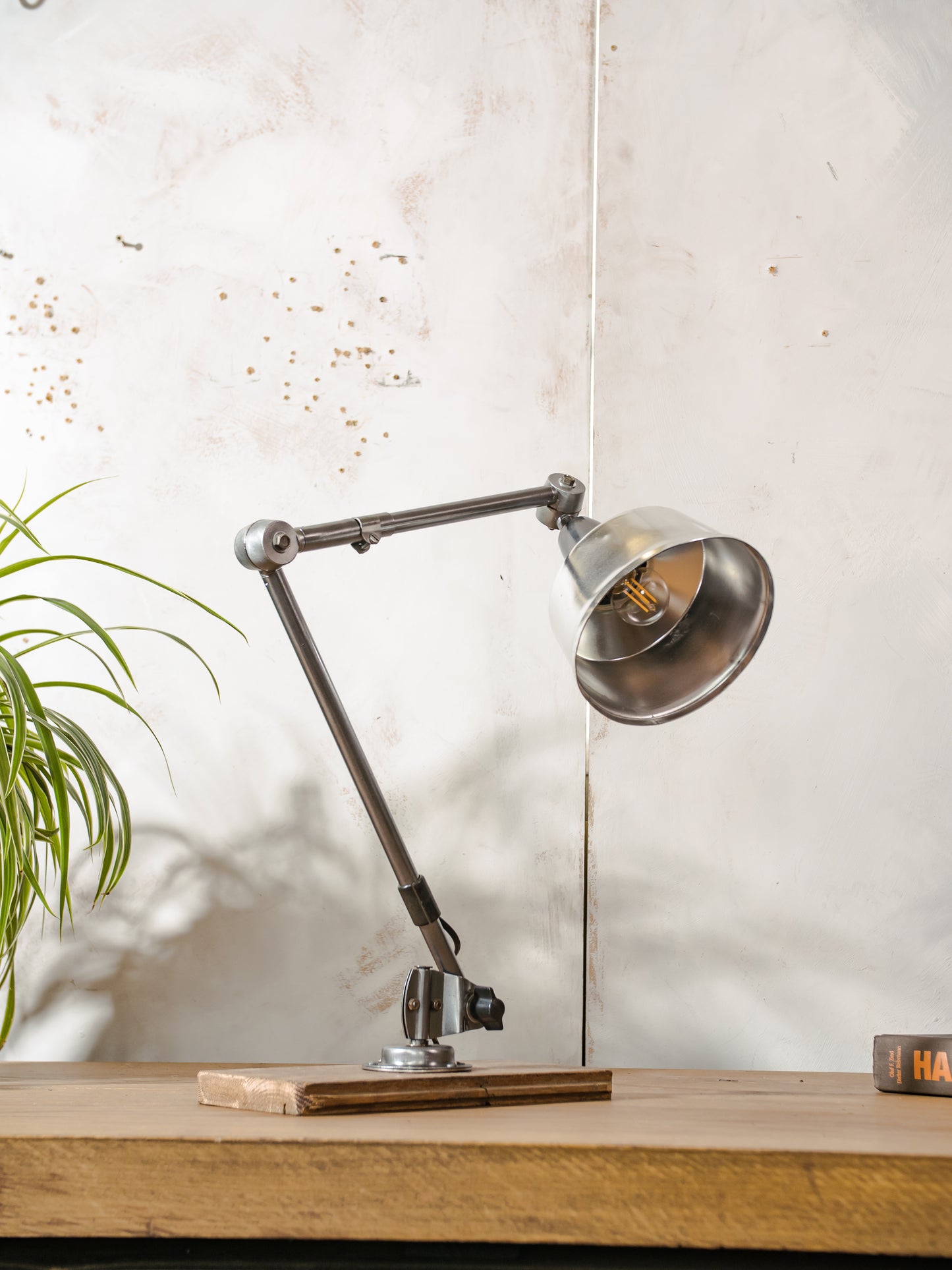 Midgard R1 lamp met 2 armen uit de jaren 50, gerestaureerde gepolijste Bauhaus bureaulamp, Duitse designverlichting, aluminium kap, Curt Fischer-ontwerp