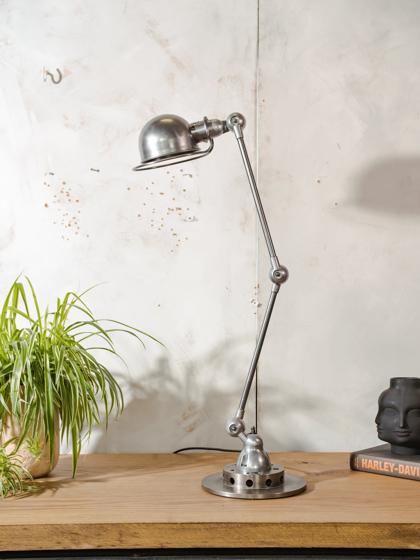 Gepolijste Jieldé 2 arm Franse werkplaats lamp uit de jaren 50 op remschijf, Jielde lamp, vintage designer bureaulamp gemaakt door Jean Louis Domecq