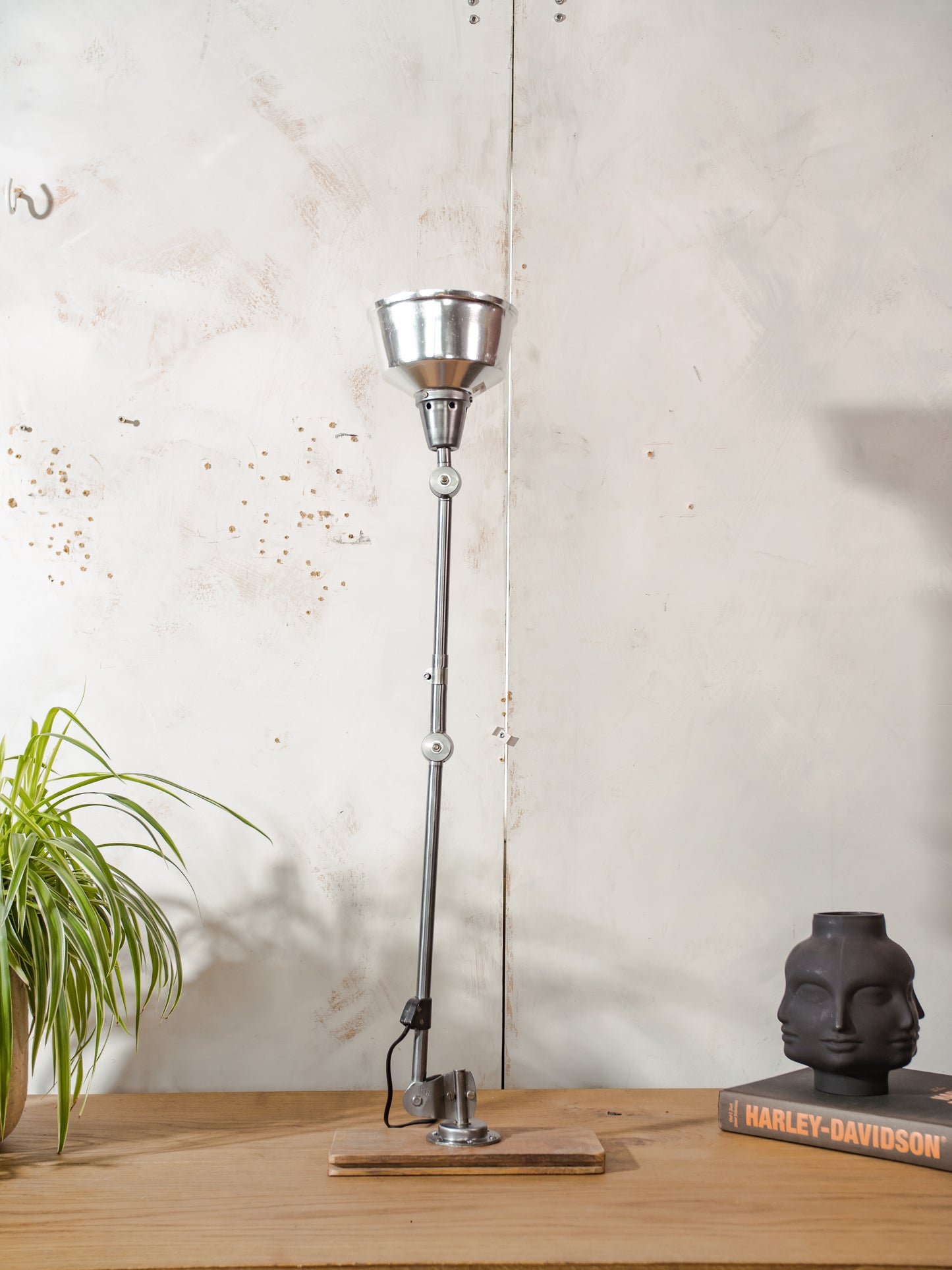 Midgard R1 lamp met 2 armen uit de jaren 50, gerestaureerde gepolijste Bauhaus bureaulamp, Duitse designverlichting, aluminium kap, Curt Fischer-ontwerp