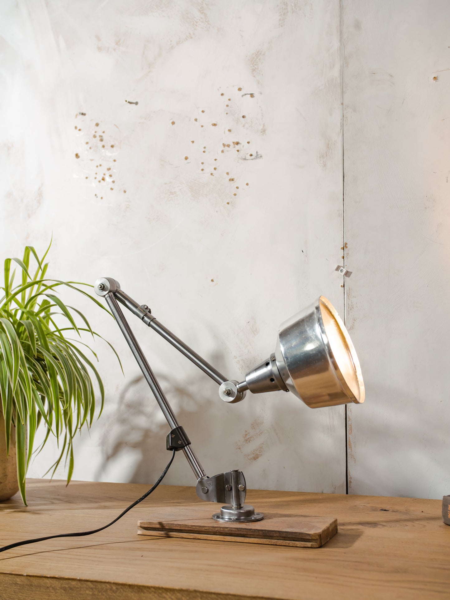 Midgard R1 lamp met 2 armen uit de jaren 50, gerestaureerde gepolijste Bauhaus bureaulamp, Duitse designverlichting, aluminium kap, Curt Fischer-ontwerp