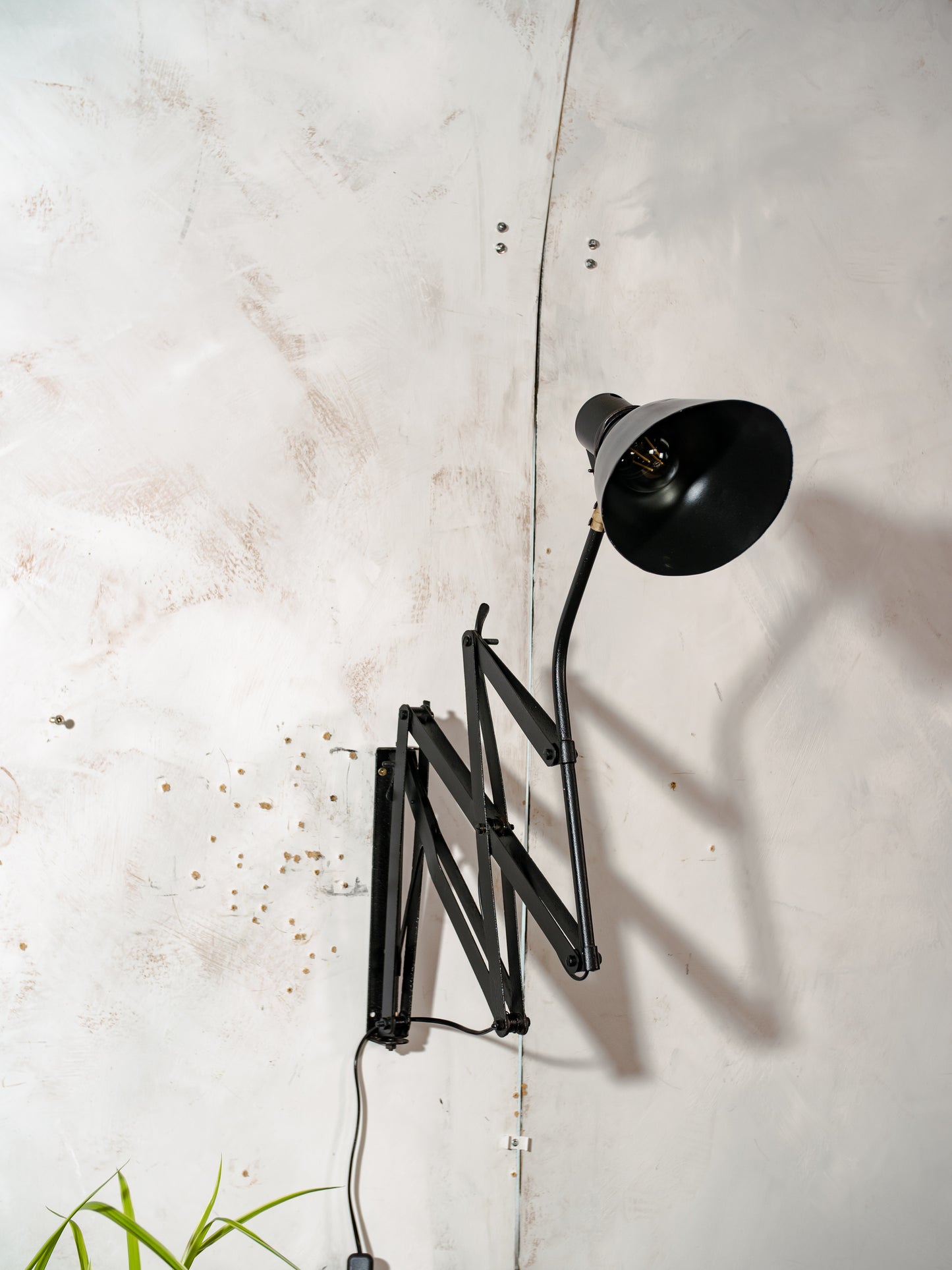 SIS Frankfurt XXL schaarlamp uit de vroege jaren 30, antieke verstelbare zwarte gerenoveerde Bauhaus wandverlichting